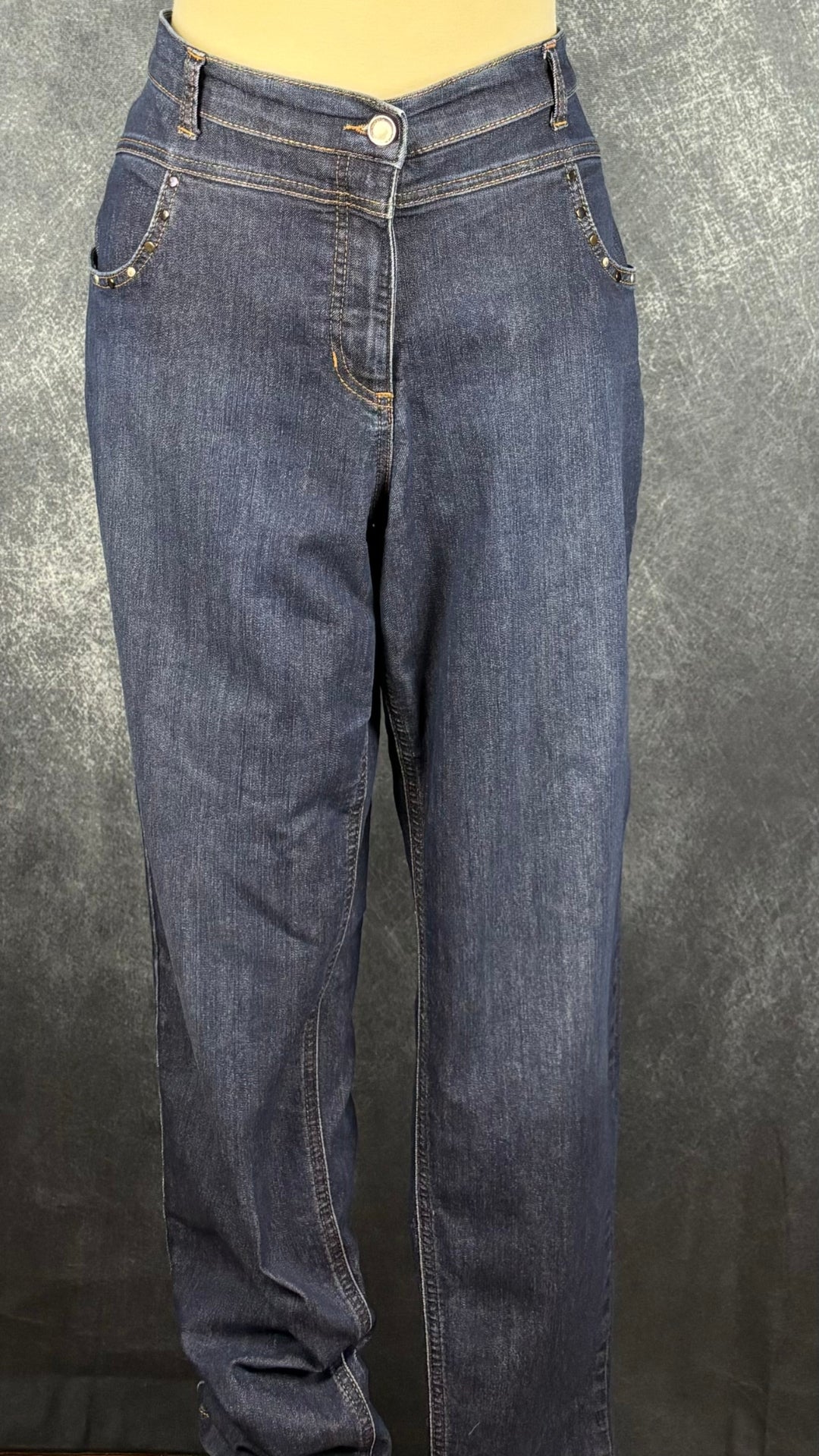 Jeans foncé jambe droite Olsen, taille 16 (xl). Vue de face.