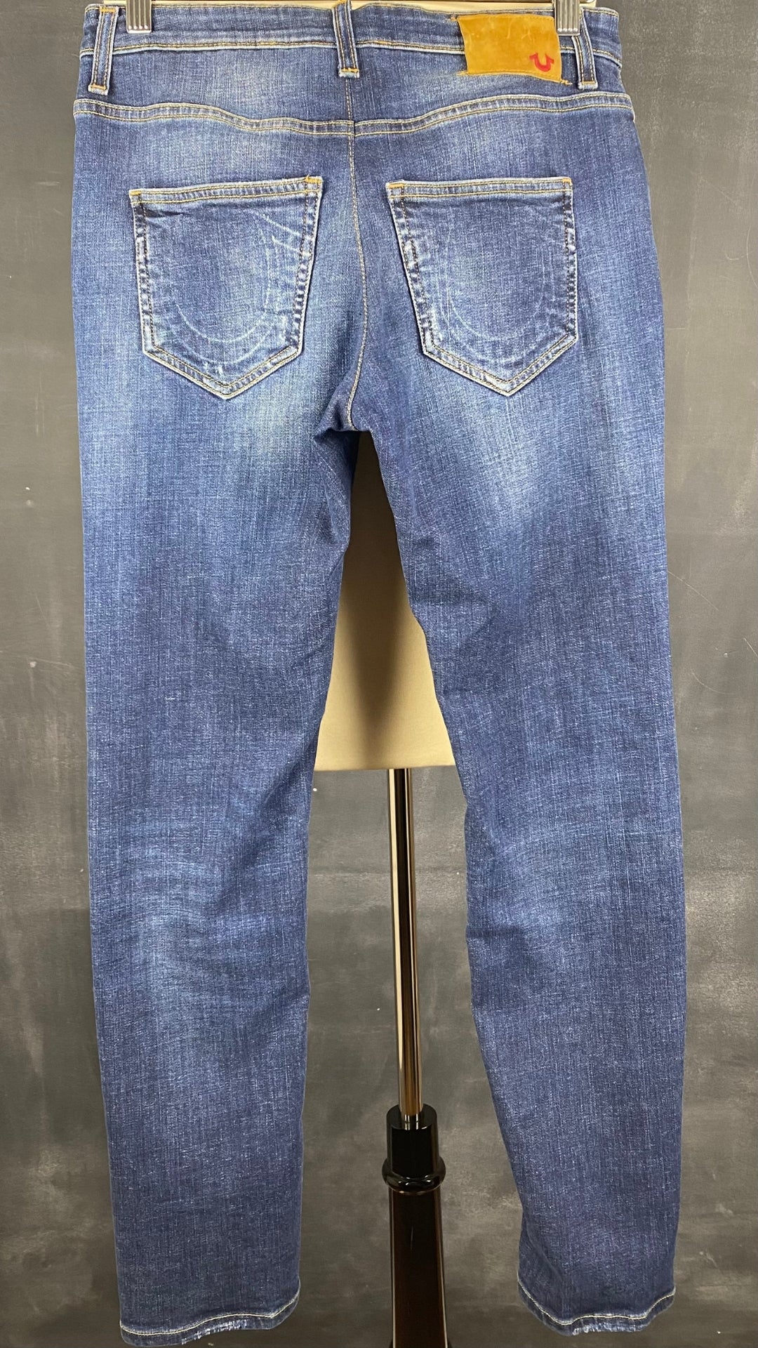 Jeans foncé à jambe étroite, True Religion, taille 27. Vue de dos.