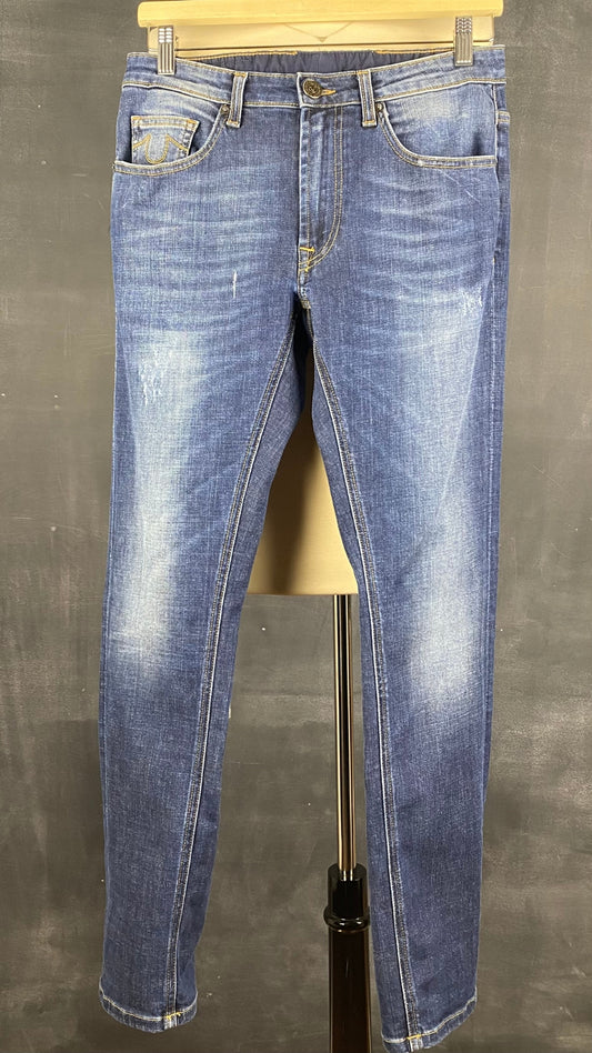 Jeans foncé à jambe étroite, True Religion, taille 27. Vue de face.