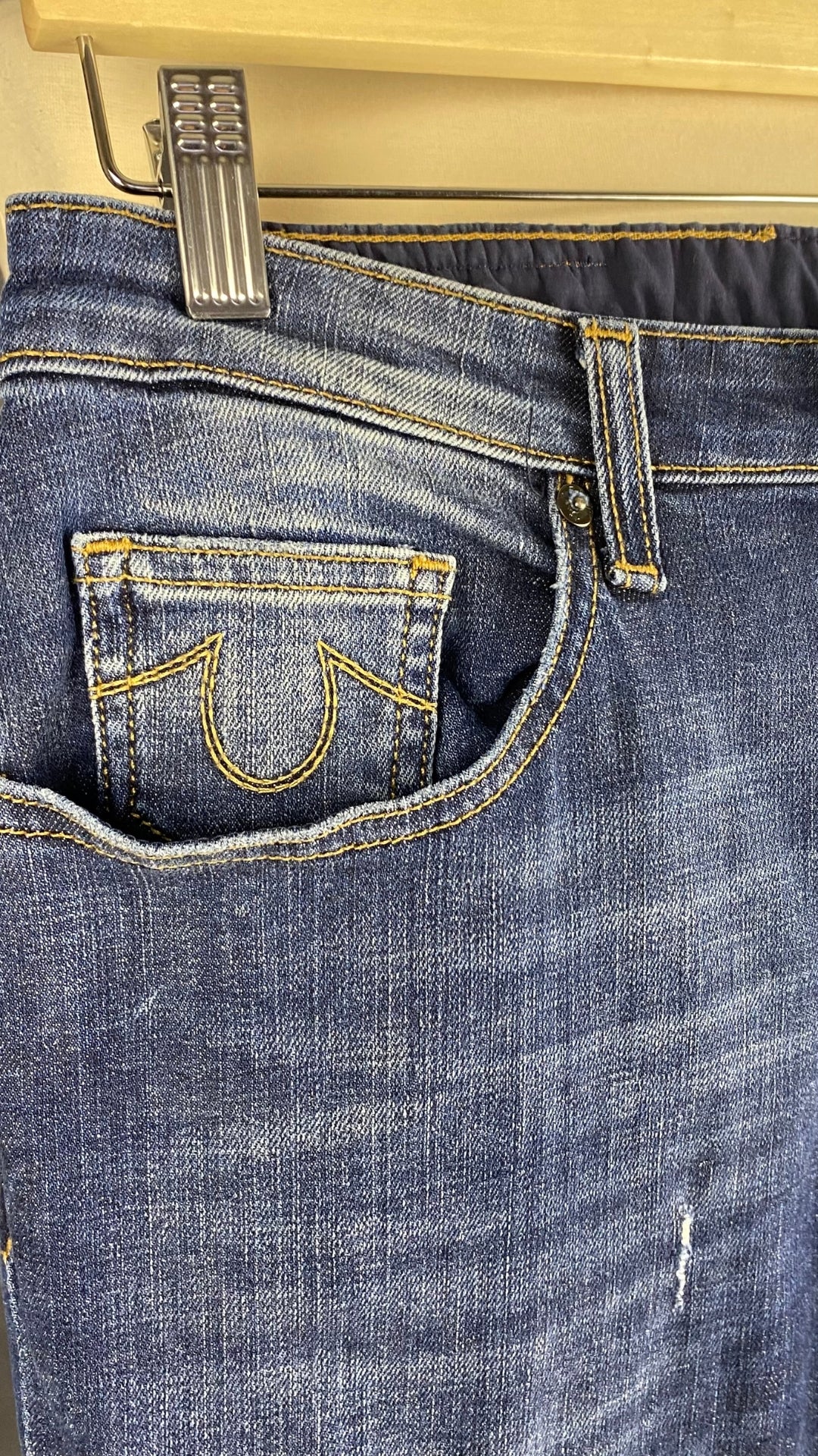 Jeans foncé à jambe étroite, True Religion, taille 27. Vue de la poche avant.
