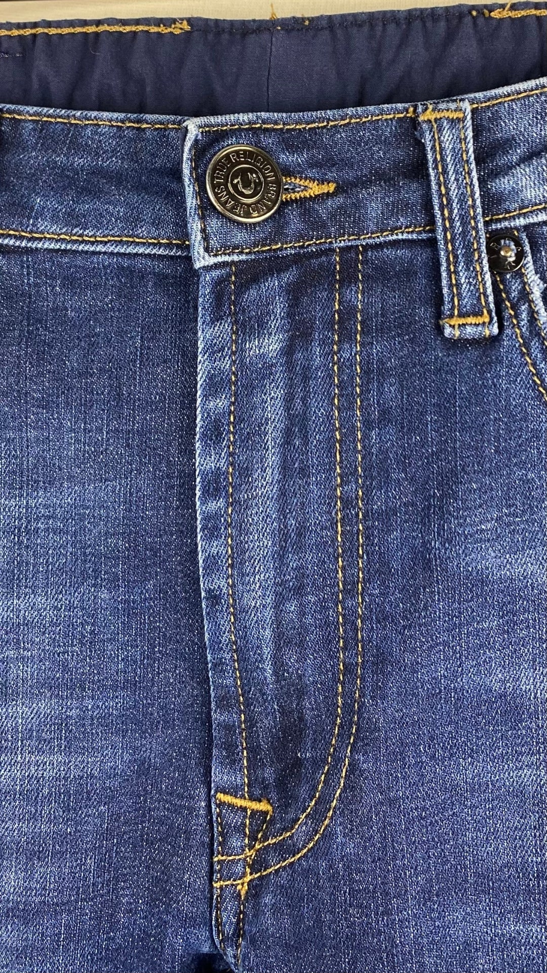 Jeans foncé à jambe étroite, True Religion, taille 27. Vue de la bande de taille.
