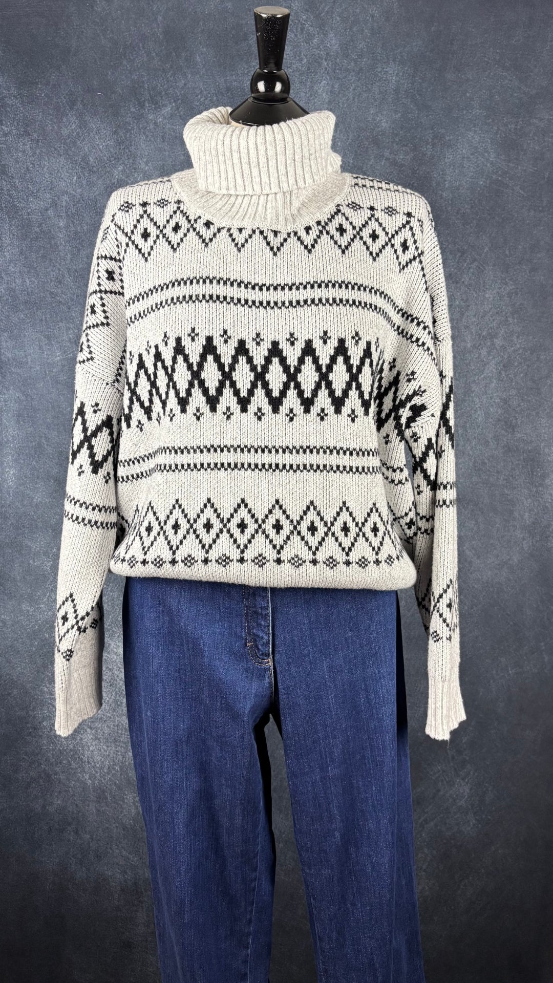 Jeans foncé modèle Carola de Brax, taille 36. Vue de l'agencement avec le col roulé en tricot Joie.