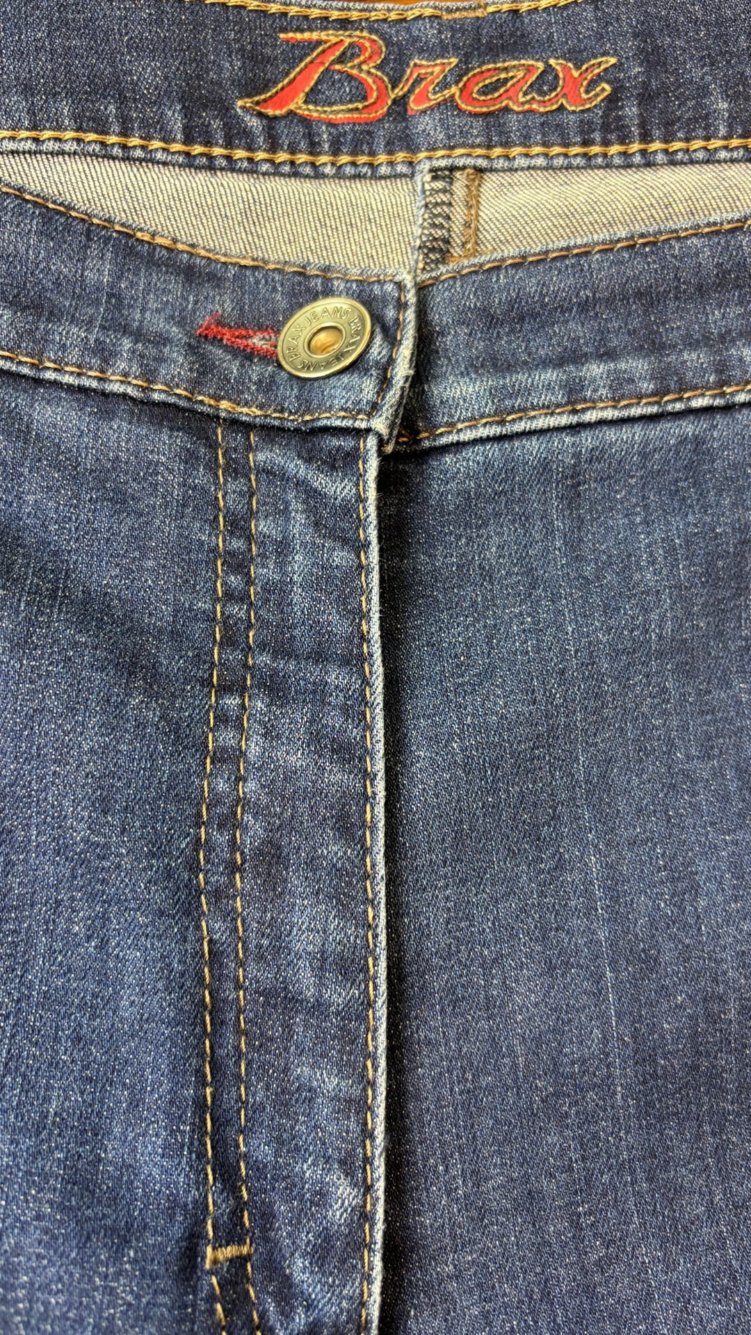 Jeans foncé modèle Carola de Brax, taille 36. Vue de la marque.