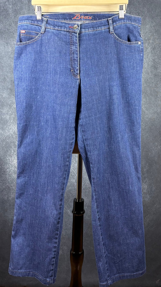 Jeans foncé modèle Carola de Brax, taille 36. Vue de face, sur cintre.