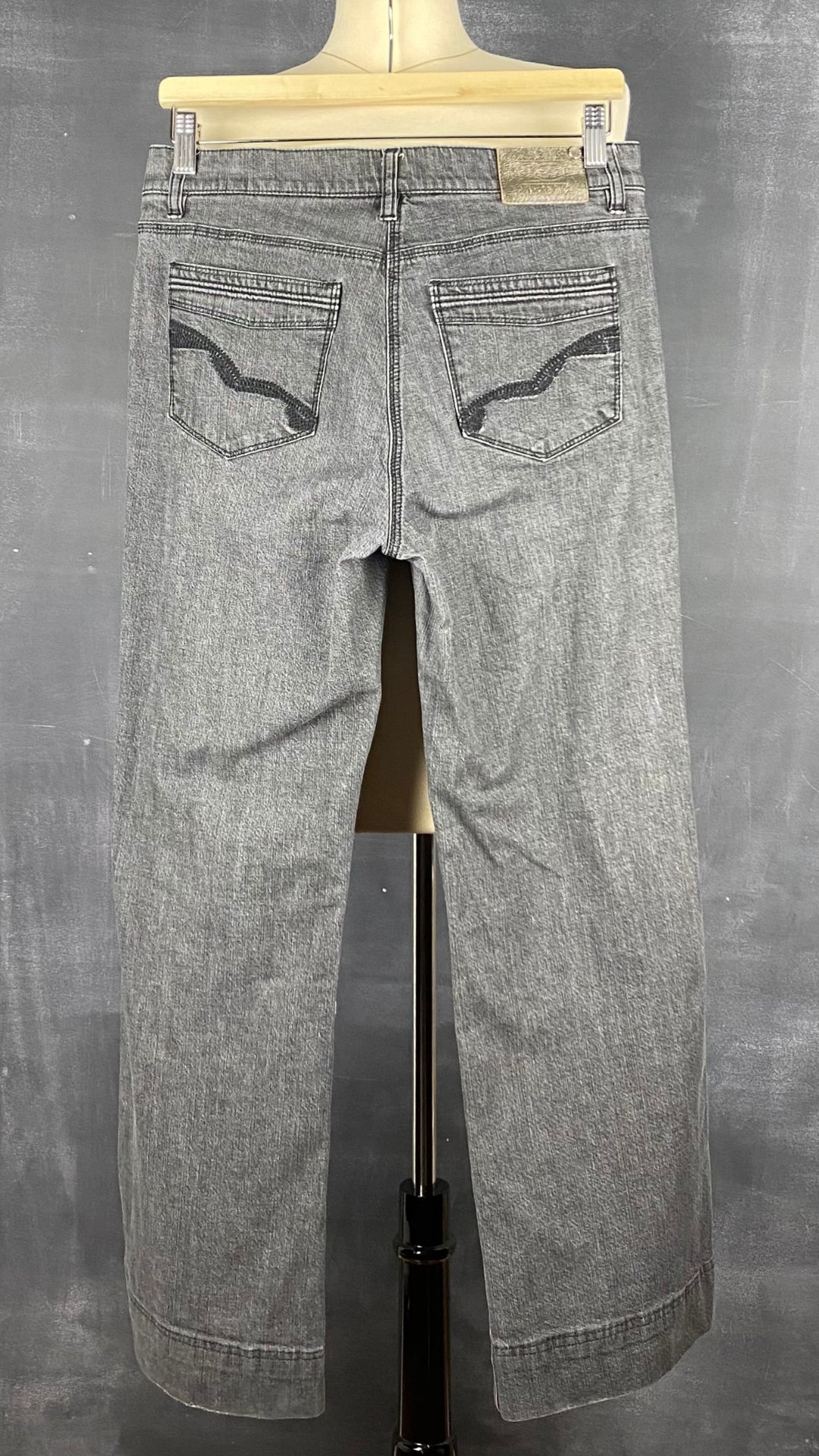 Jeans gris délavé à jambe large Luisa Cerano, taille 10. Vue de dos.