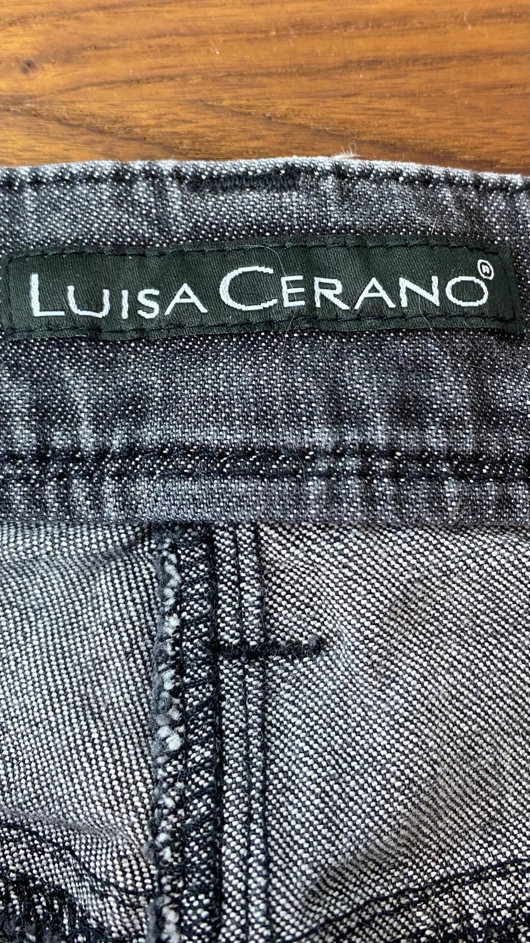 Jeans gris délavé à jambe large Luisa Cerano, taille 10. Vue de l'étiquette de marque.