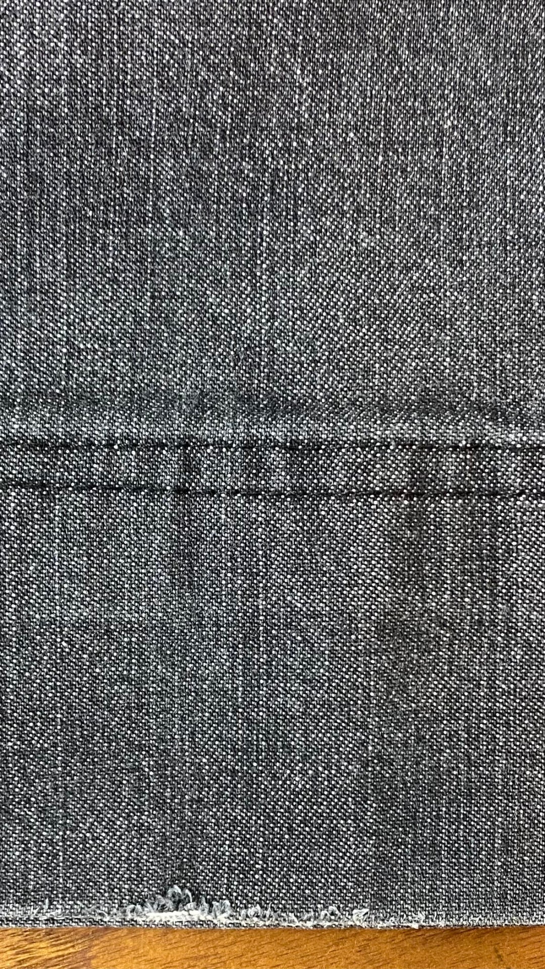 Jeans gris délavé à jambe large Luisa Cerano, taille 10. Vue de l'ourlet gauche, légèrement usé.