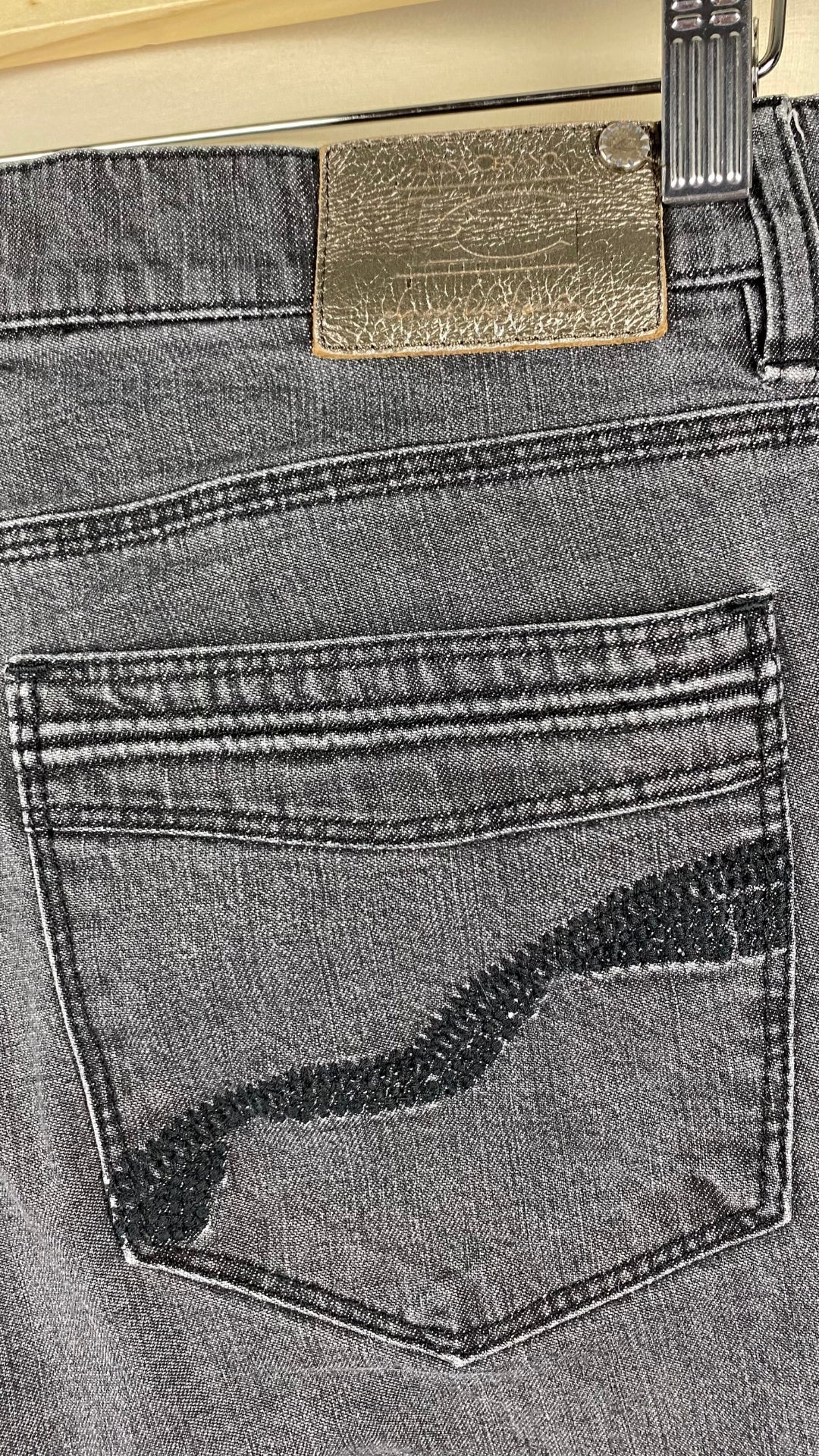 Jeans gris délavé à jambe large Luisa Cerano, taille 10. Vue de la poche au dos.