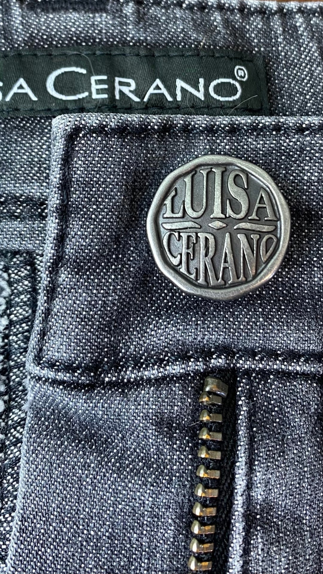 Jeans gris délavé à jambe large Luisa Cerano, taille 10. Vue de près du bouton et de l'étiquette.