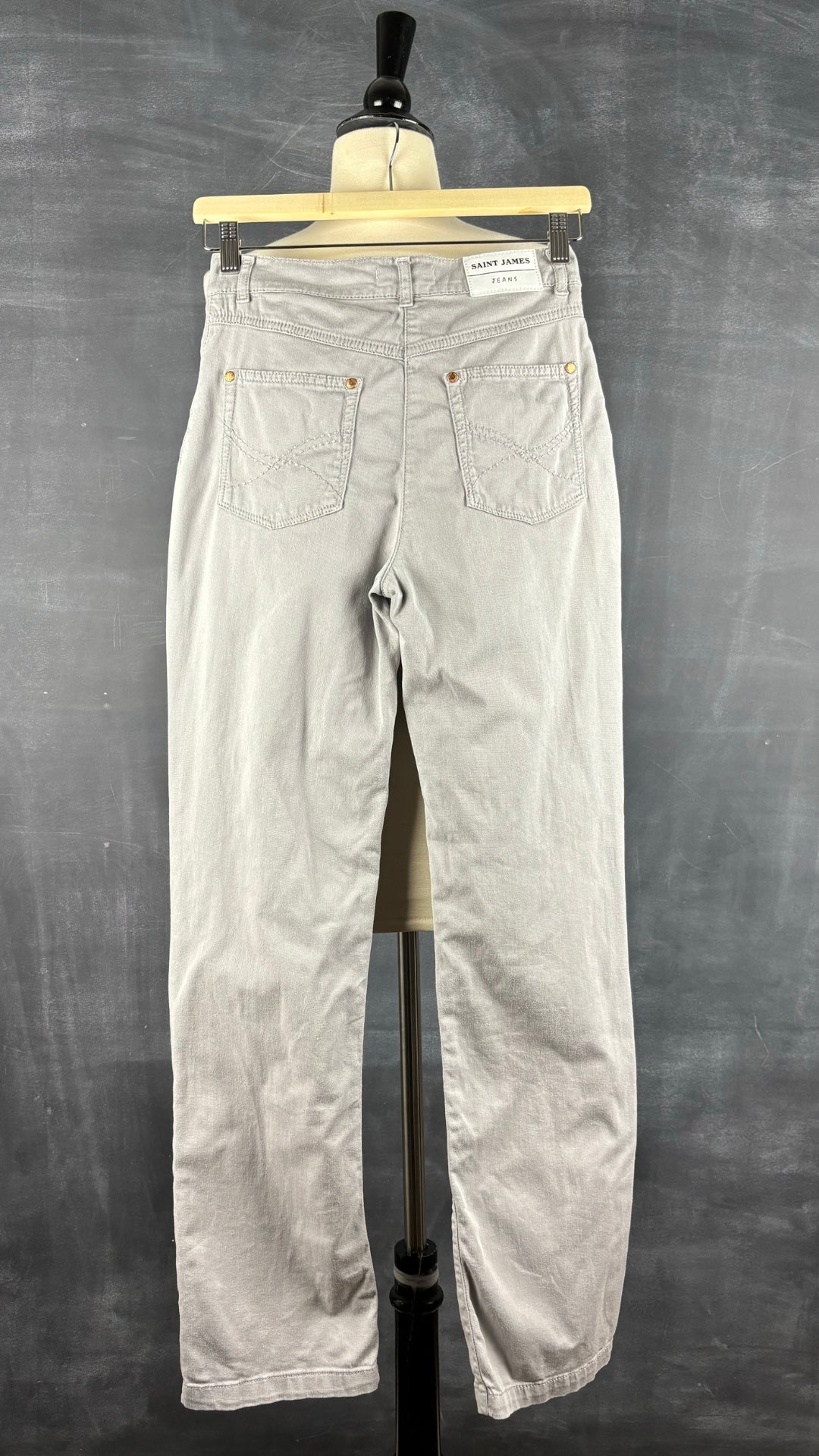 Pantalon style jeans gris coupe droite taille moyenne Saint James, taille 4 (xs). Vue de dos.