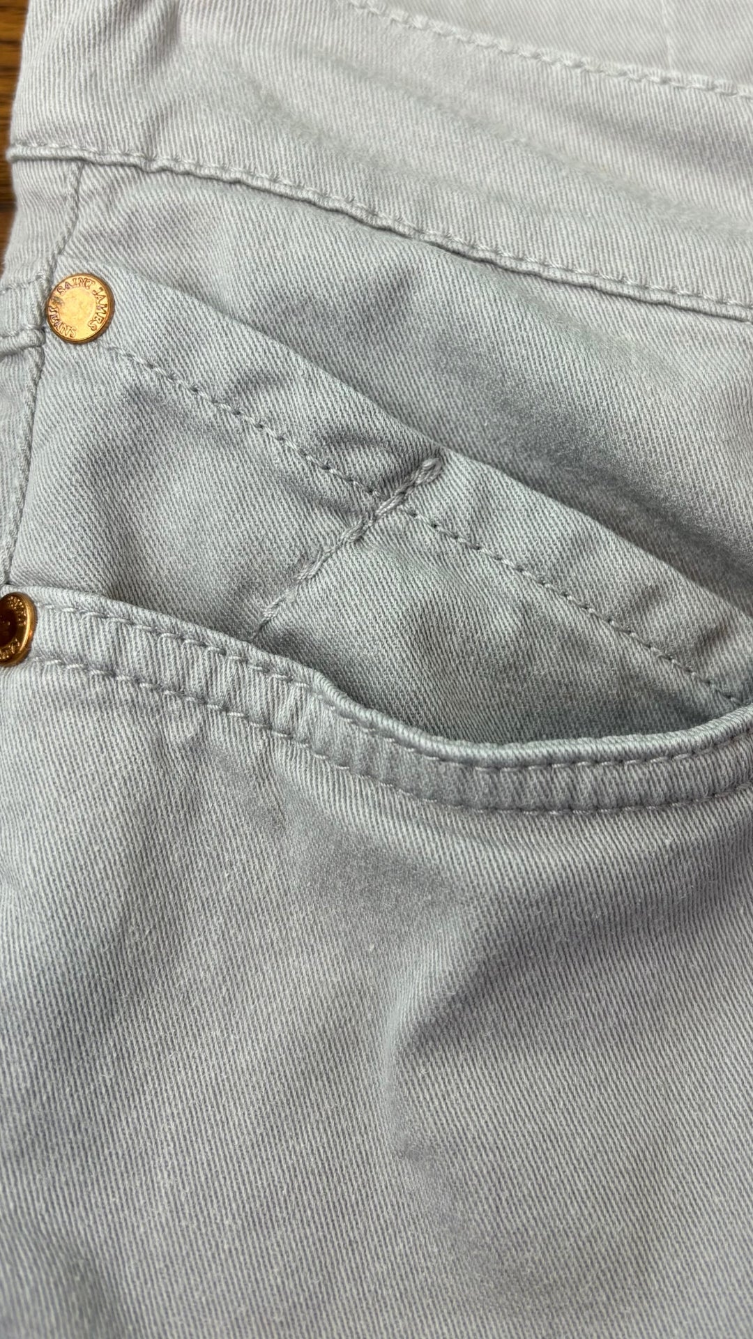 Pantalon style jeans gris coupe droite taille moyenne Saint James, taille 4 (xs). Vue de la poche de côté.
