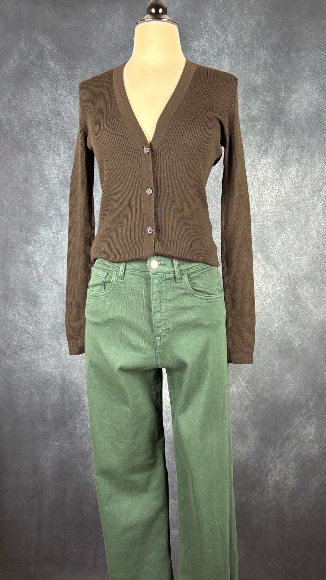 Jeans à jambe large à taille haute Barcelona de Mavi, taille 27. Vue de l'agencement avec le cardigan Ça va de soi espresso.