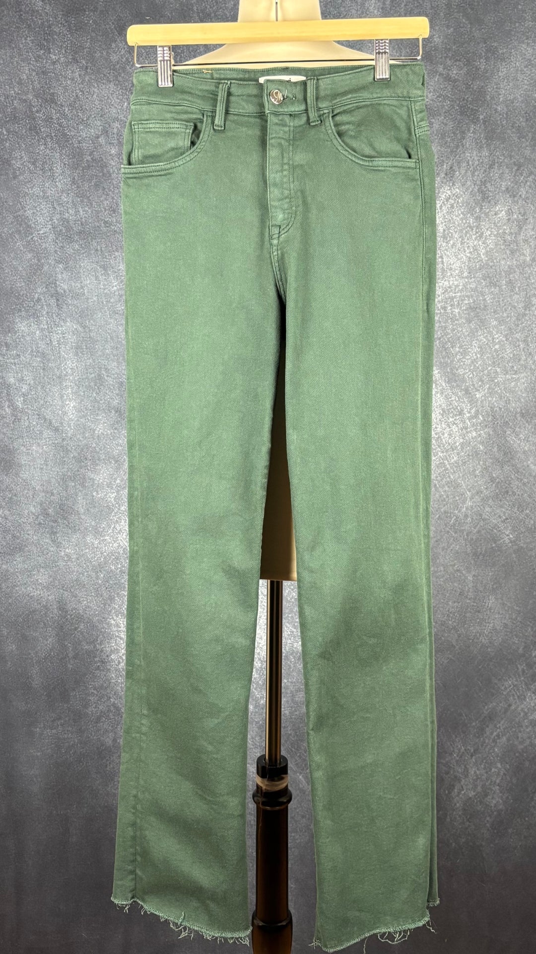 Jeans à jambe large à taille haute Barcelona de Mavi, taille 27. Vue de face.