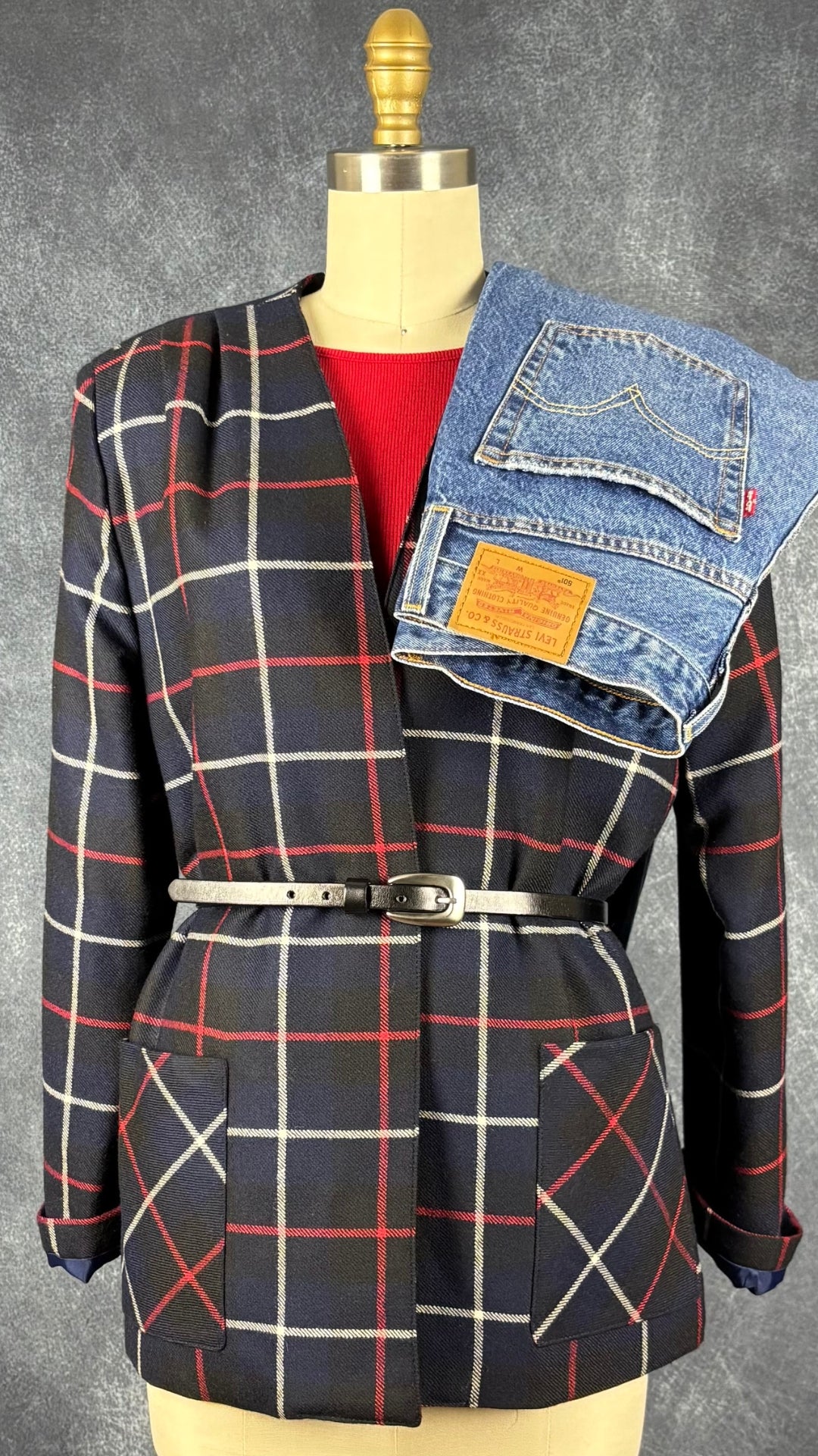 Jeans Levi's 501 original premium, taille 28. Vue de l'agencement avec le blazer en laine à carreaux vintage, la ceinture noire Holt Renfrew et le chandail rouge.