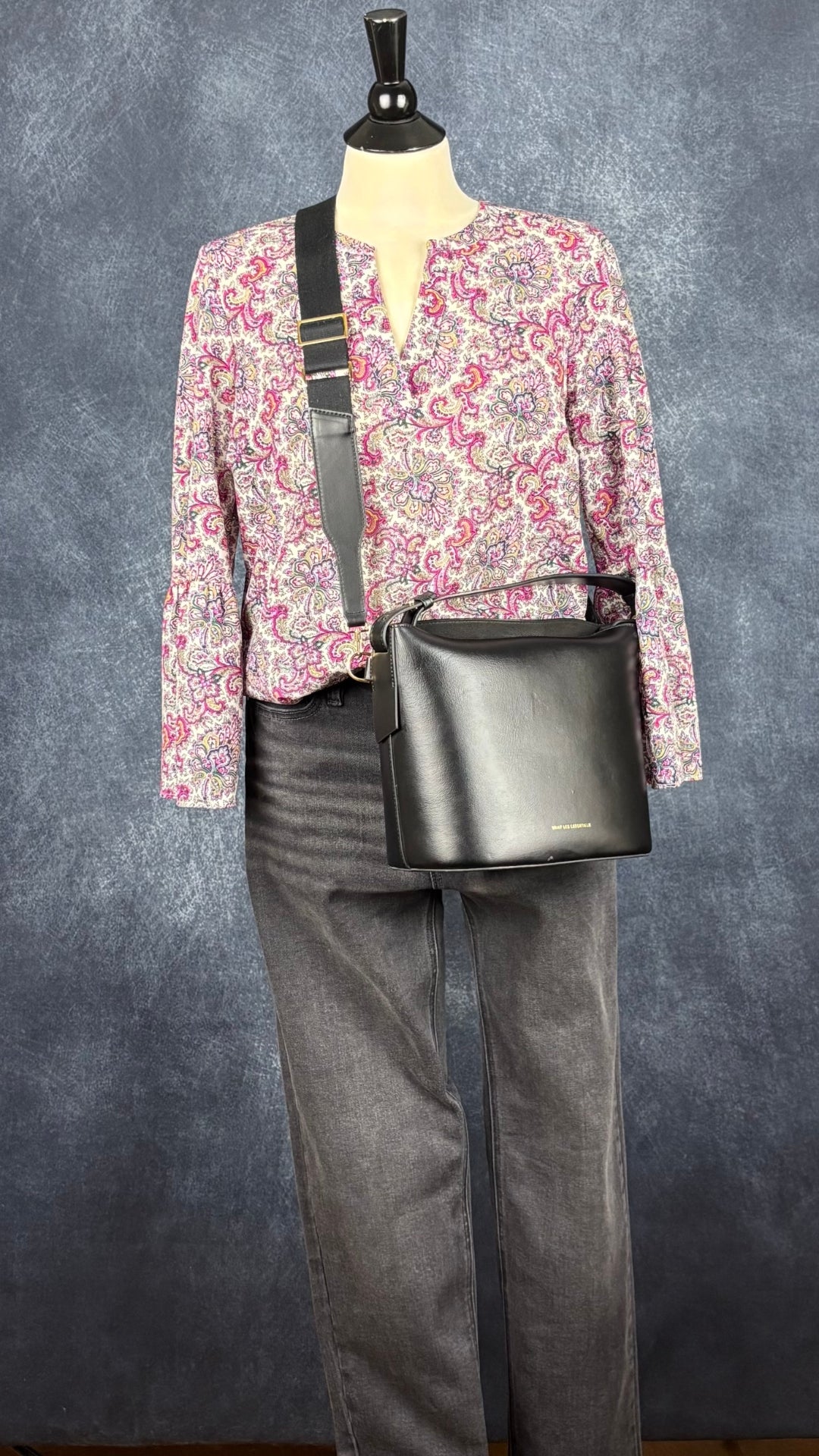 Jeans noir délavé coupe droite écourtée Scotch & Soda, taille 6. Vue de l'agencement avec la blouse J.Crew et le sac Want Les Essentiels.