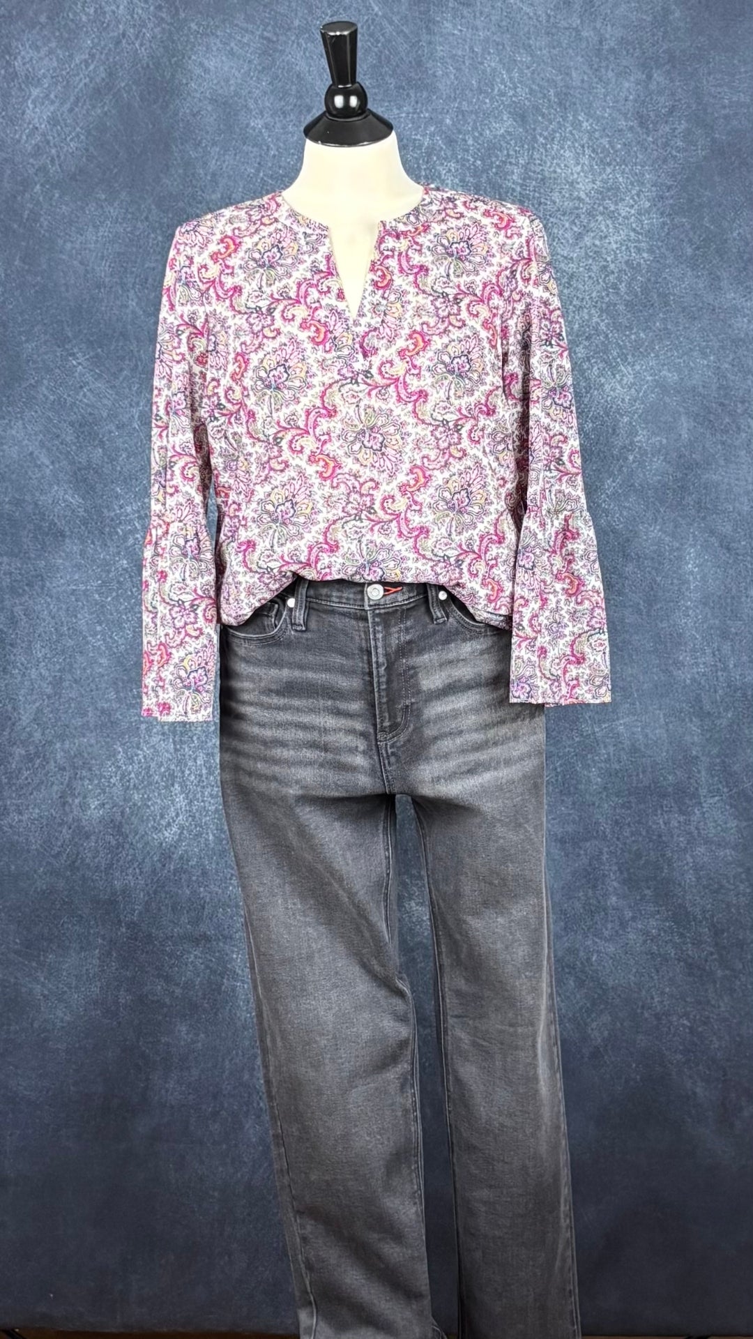 Jeans noir délavé coupe droite écourtée Scotch & Soda, taille 6. Vue de l'agencement avec la blouse colorée J.Crew.