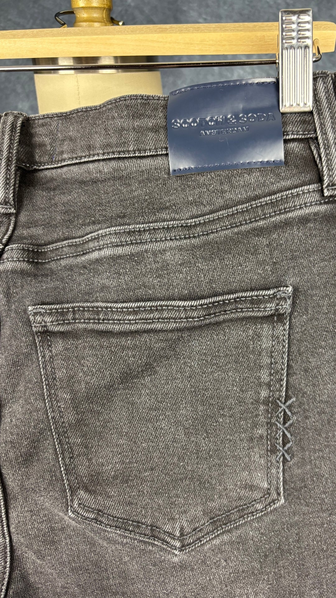 Jeans noir délavé coupe droite écourtée Scotch & Soda, taille 6. Vue de dos, zone de la poche.