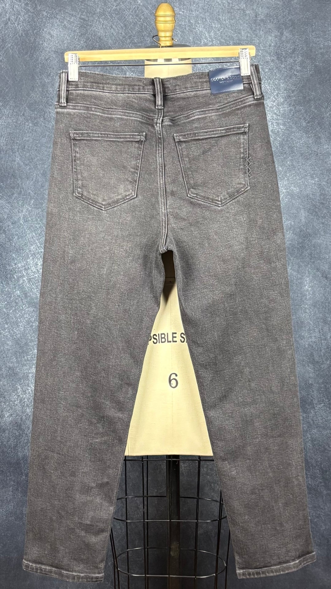 Jeans noir délavé coupe droite écourtée Scotch & Soda, taille 6. Vue de dos.