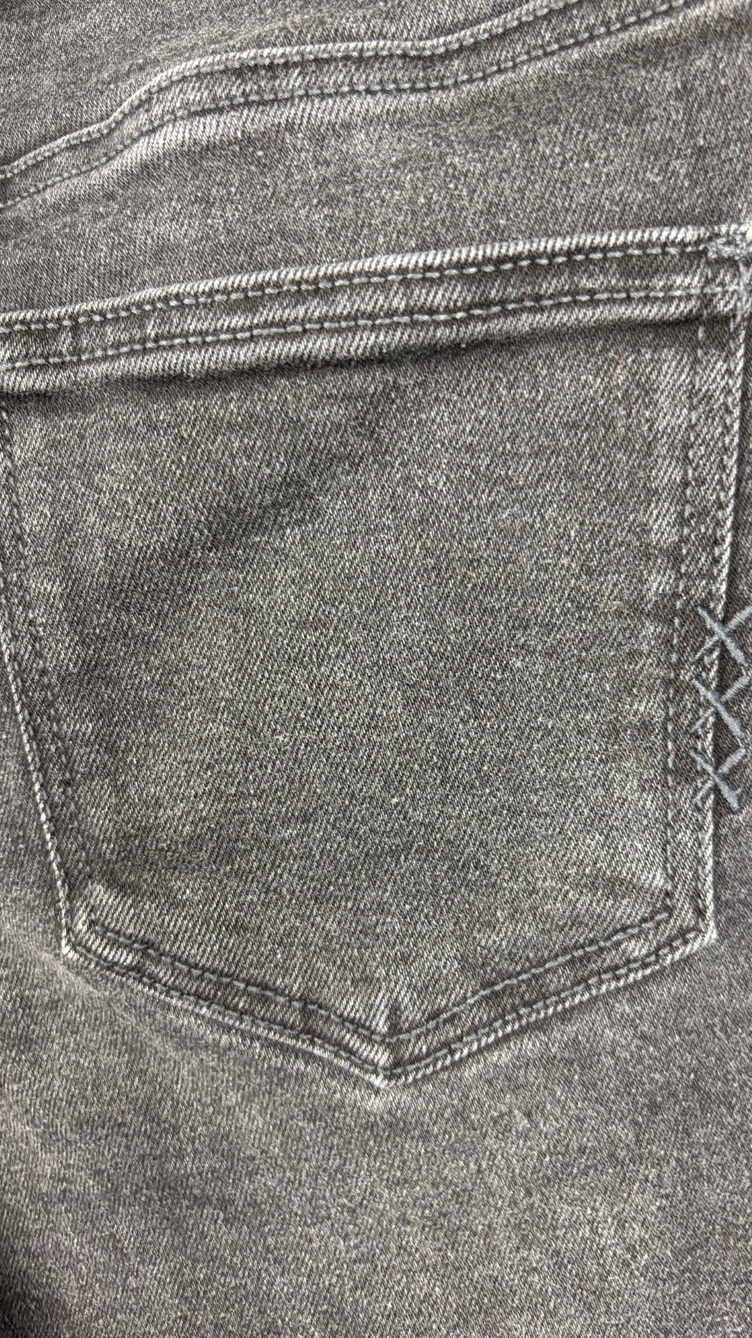 Jeans noir délavé coupe droite écourtée Scotch & Soda, taille 6. Vue de près de la poche arrière.