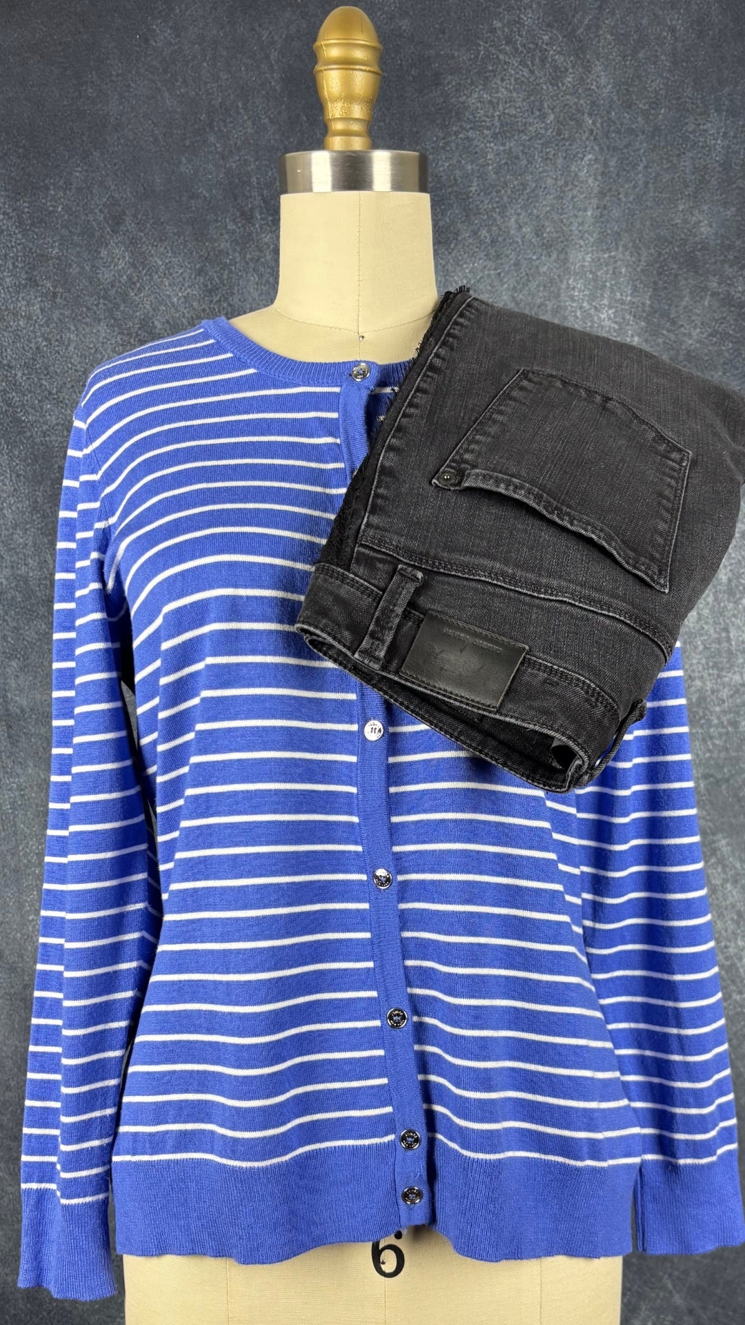 Jeans noir avec dentelle sur les côtés Cambio, taille 8 Vue de l'agencement avec le cardigan à rayures Jones New York.