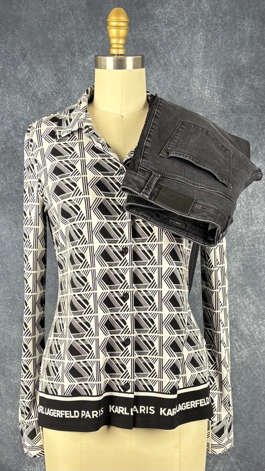 Jeans noir avec dentelle sur les côtés Cambio, taille 8 Vue de l'agencement avec le chemisier fluide à motifs géo Karl Lagerfeld Paris.