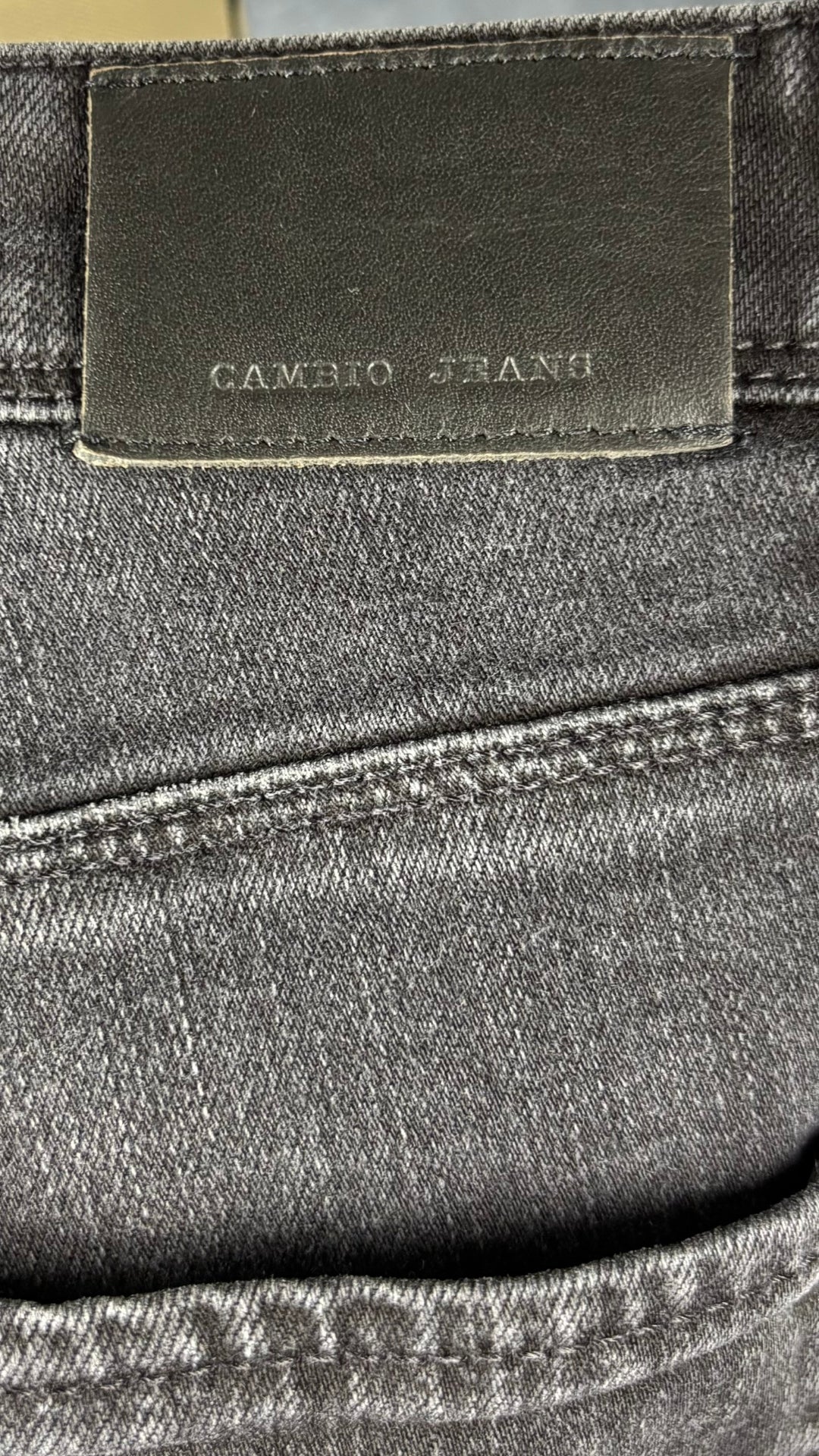 Jeans noir avec dentelle sur les côtés Cambio, taille 8 Vue de près du détail au dos.