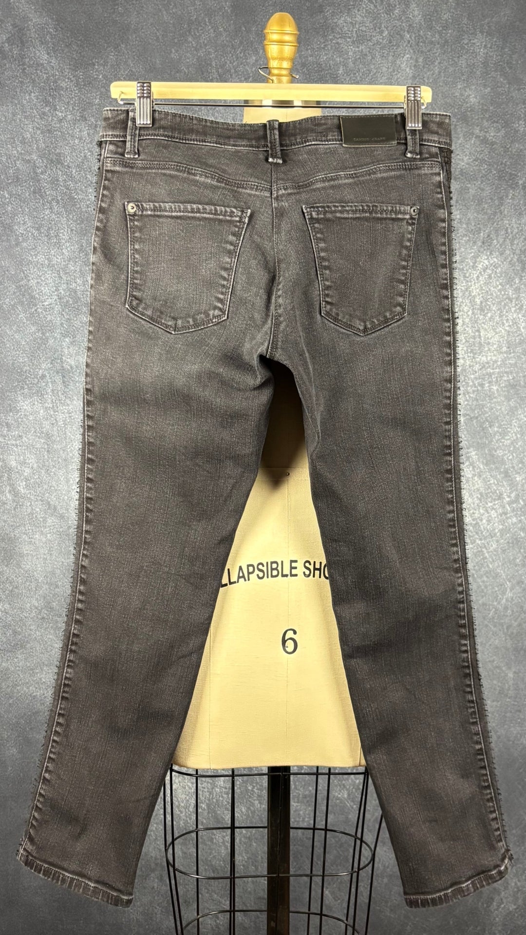 Jeans noir avec dentelle sur les côtés Cambio, taille 8 Vue de dos.