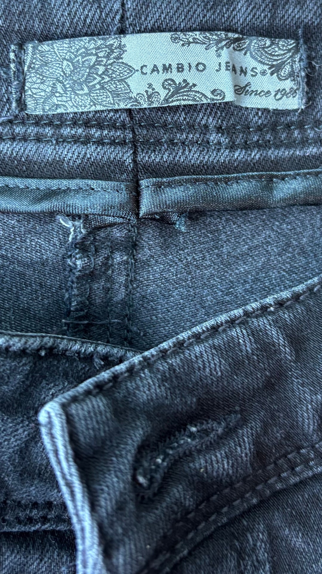 Jeans noir avec dentelle sur les côtés Cambio, taille 8 Vue de l'étiquette.