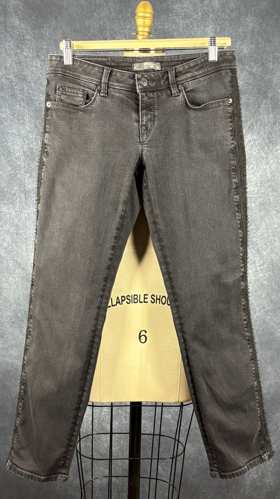 Jeans noir avec dentelle sur les côtés Cambio, taille 8 Vue de face.