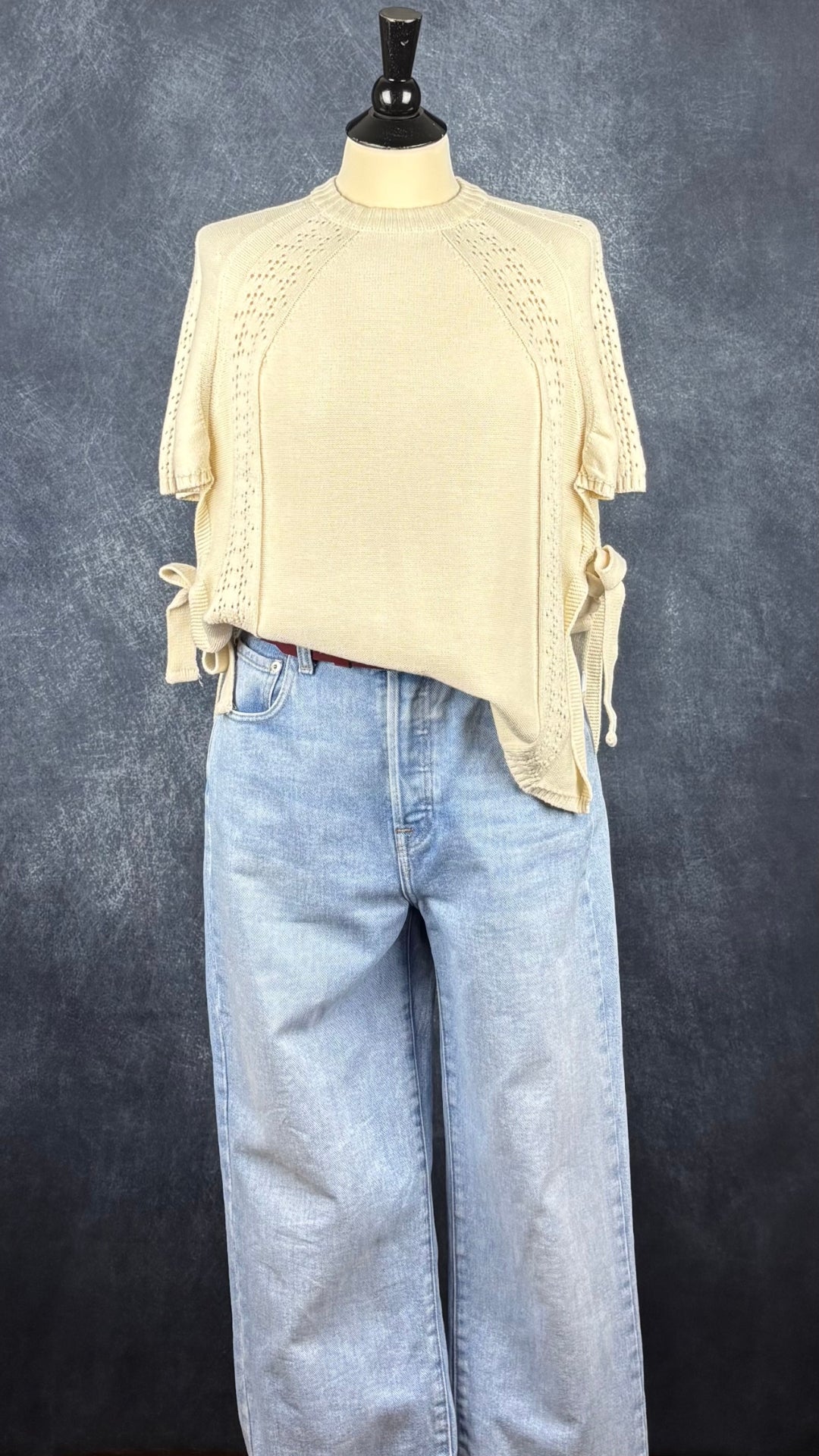 Jeans pâle à braguette boutonnée coupe droite légèrement ballon, Yoga Jeans, taille 28. Vue de l'agencement avec le chandail en tricot de coton Dailystory.