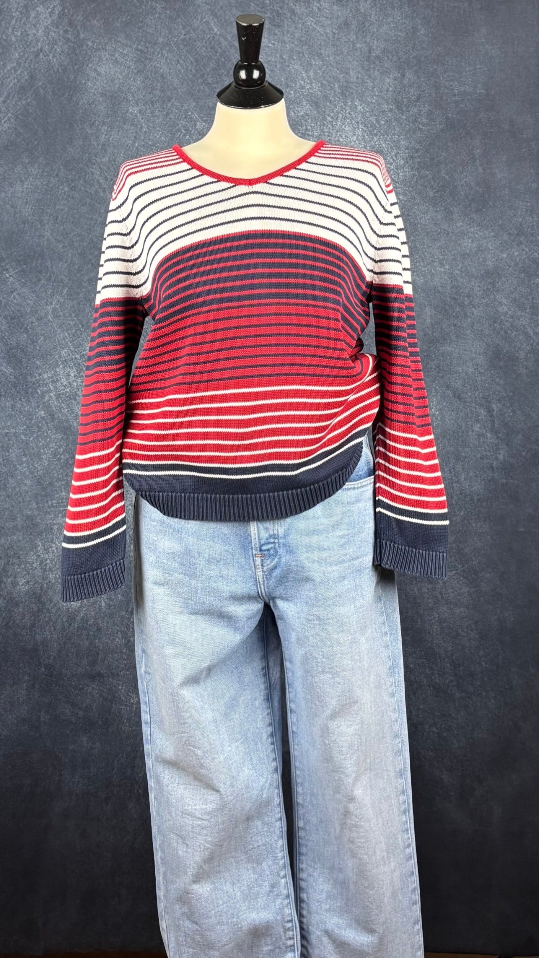 Jeans pâle à braguette boutonnée coupe droite légèrement ballon, Yoga Jeans, taille 28. Vue de l'agencement avec le chandail en tricot de coton à rayures.