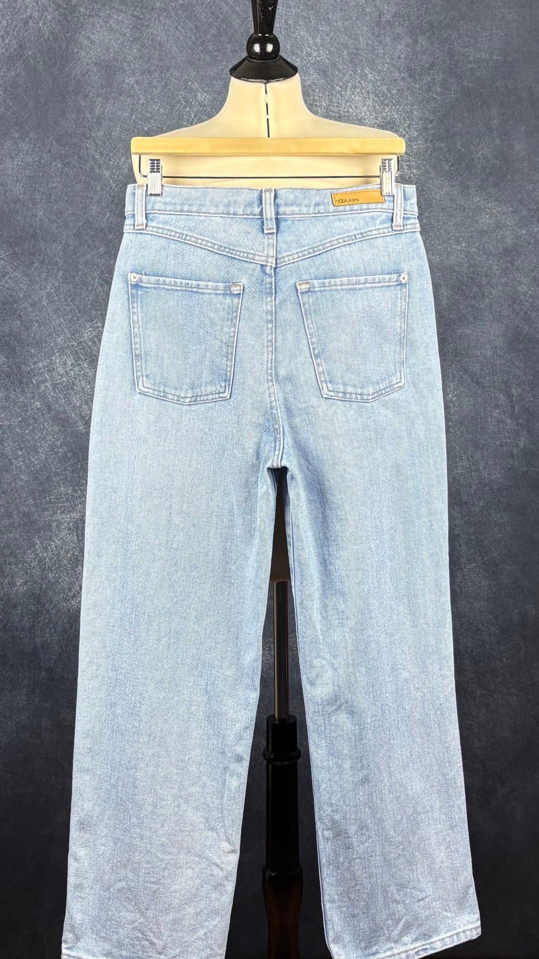 Jeans pâle à braguette boutonnée coupe droite légèrement ballon, Yoga Jeans, taille 28. Vue de dos, sur cintre.