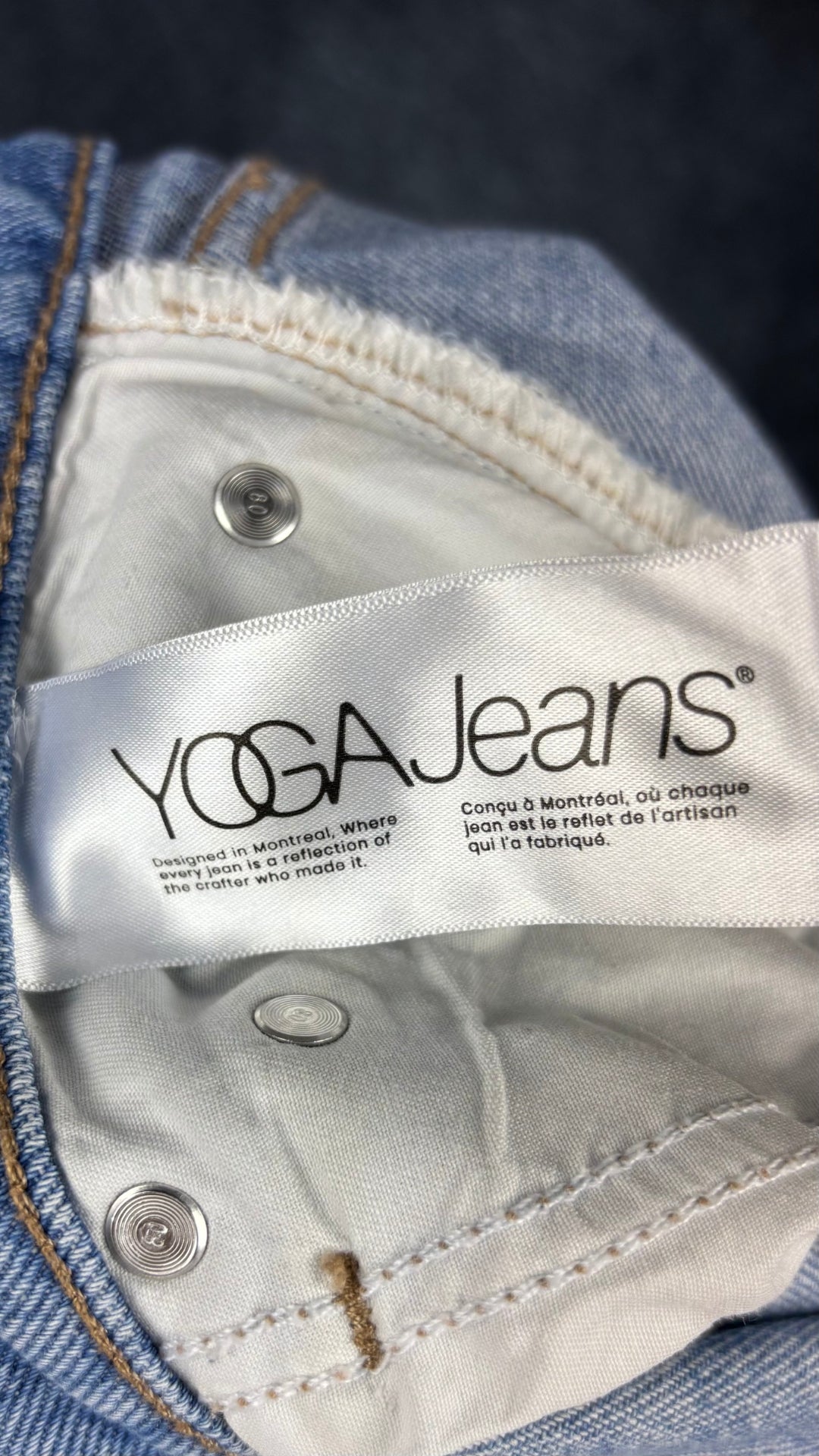 Jeans pâle à braguette boutonnée coupe droite légèrement ballon, Yoga Jeans, taille 28. Vue de l'étiquette.