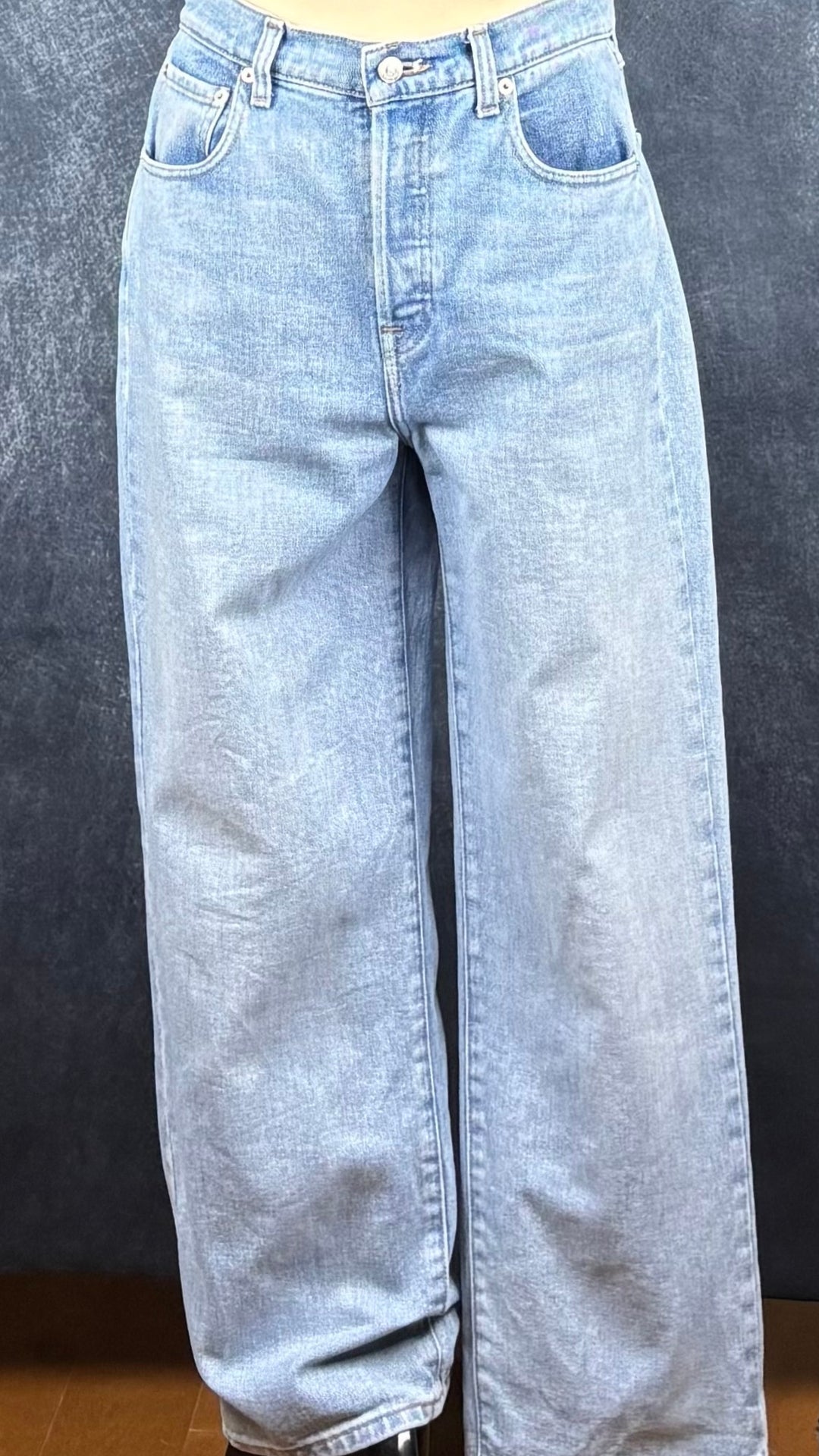 Jeans pâle à braguette boutonnée coupe droite légèrement ballon, Yoga Jeans, taille 28. Vue de face, sur le mannequin.