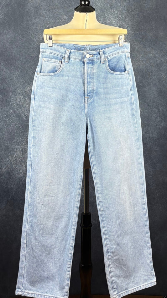 Jeans pâle à braguette boutonnée coupe droite légèrement ballon, Yoga Jeans, taille 28. Vue de face, sur le cintre.