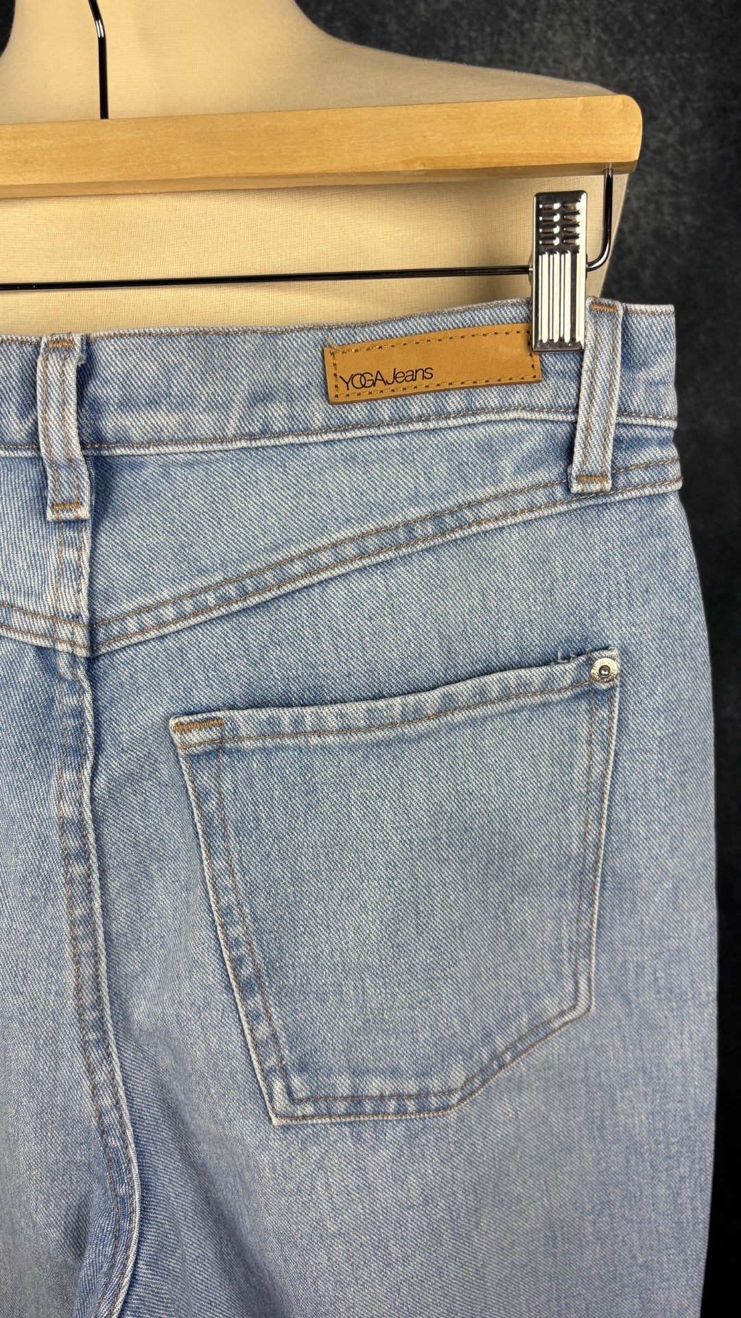 Jeans pâle à braguette boutonnée coupe droite légèrement ballon, Yoga Jeans, taille 28. Vue de la poche arrière.