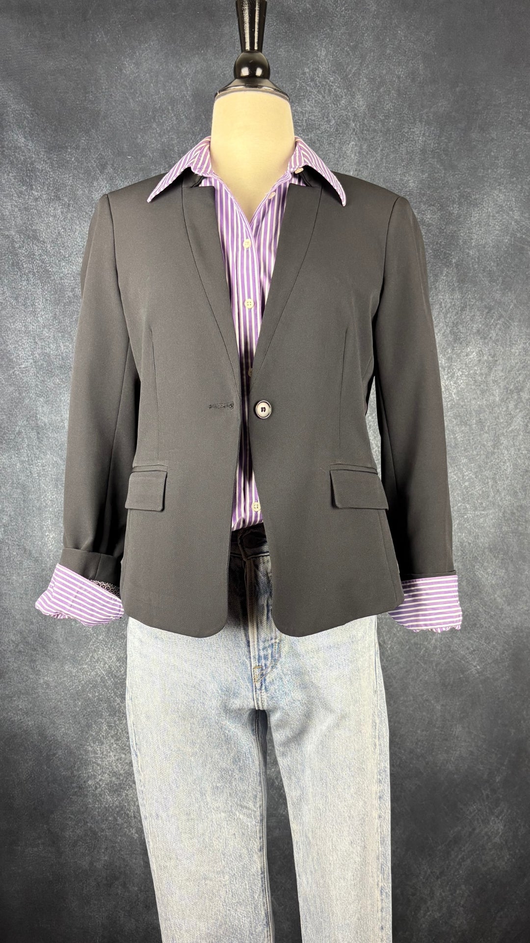 Jeans pâle coupe wedgie droit Levi's, taille 26. Vue de l'agencement avec le chemisier à rayures mauve Lauren Ralph Lauren et le blazer bleu-noir Tristan.
