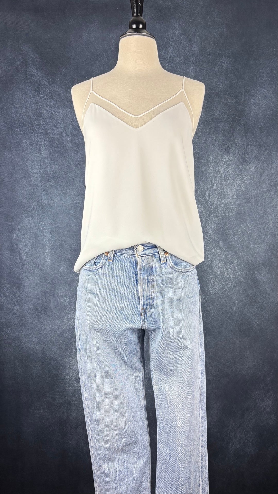 Jeans pâle coupe wedgie droit Levi's, taille 26. Vue de l'agencement avec la camisole crème Babaton.