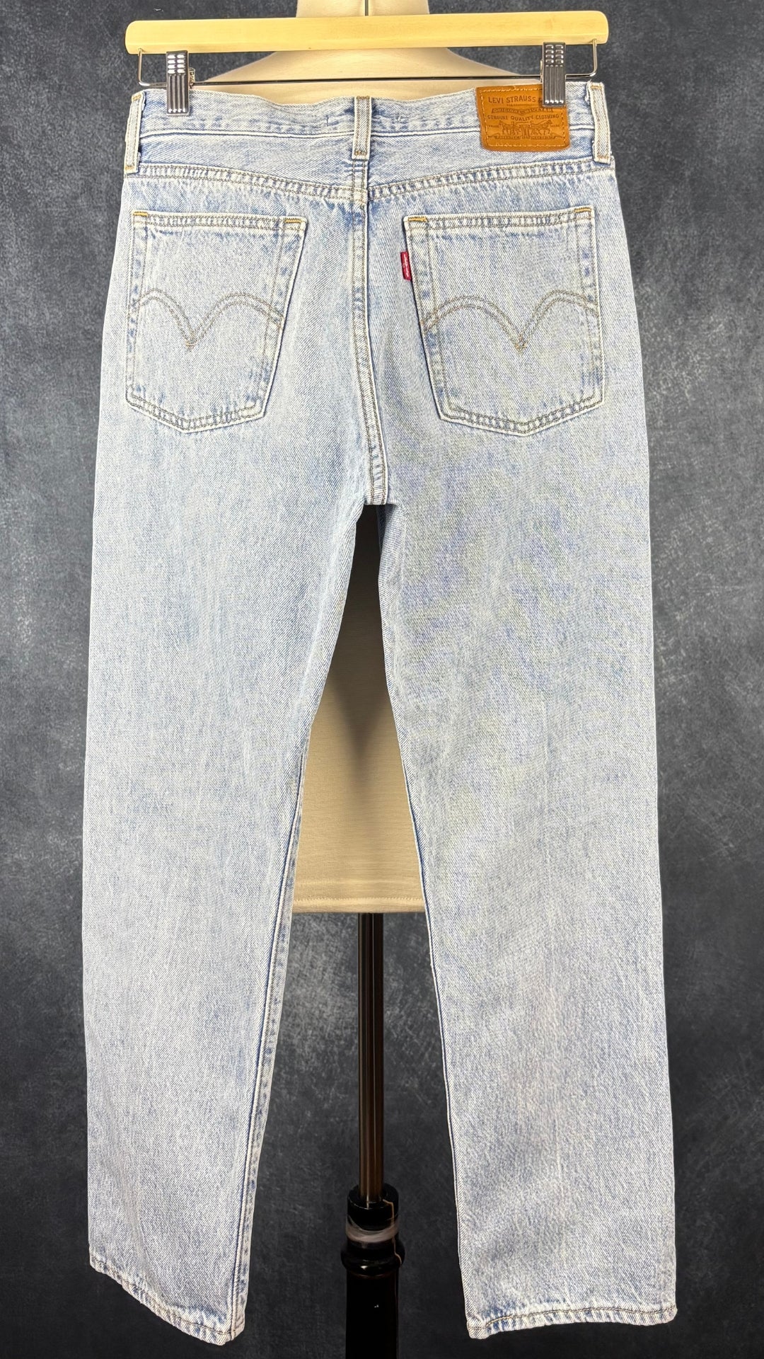 Jeans pâle coupe wedgie droit Levi's, taille 26. Vue de dos.