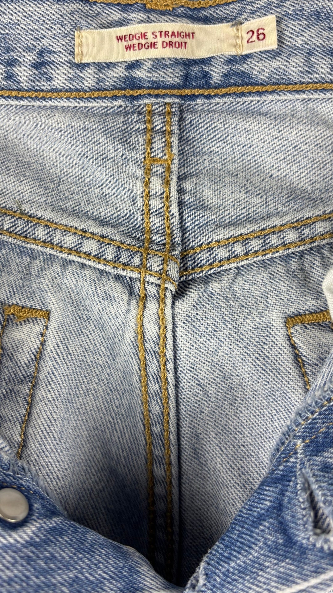 Jeans pâle coupe wedgie droit Levi's, taille 26. Vue de l'étiquette.