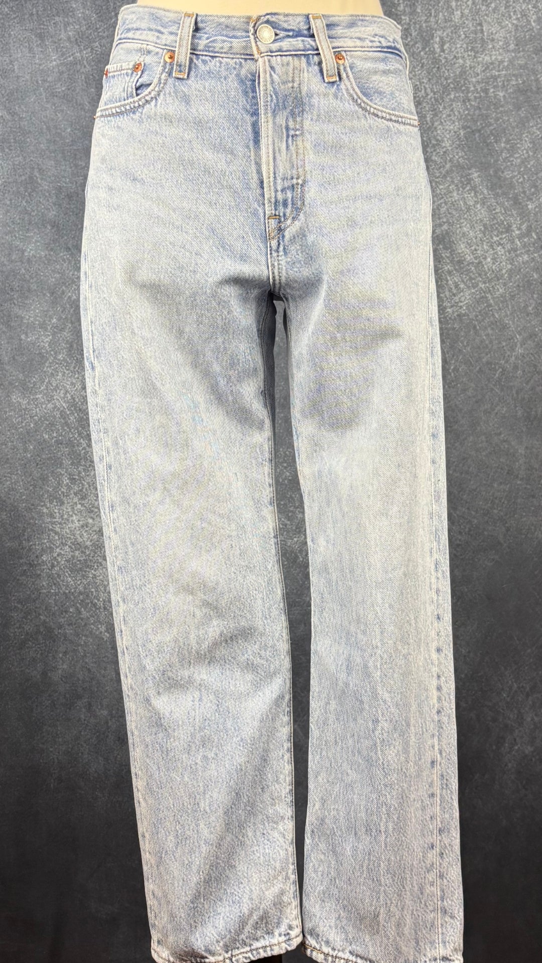 Jeans pâle coupe wedgie droit Levi's, taille 26. Vue de face, sur le mannequin.