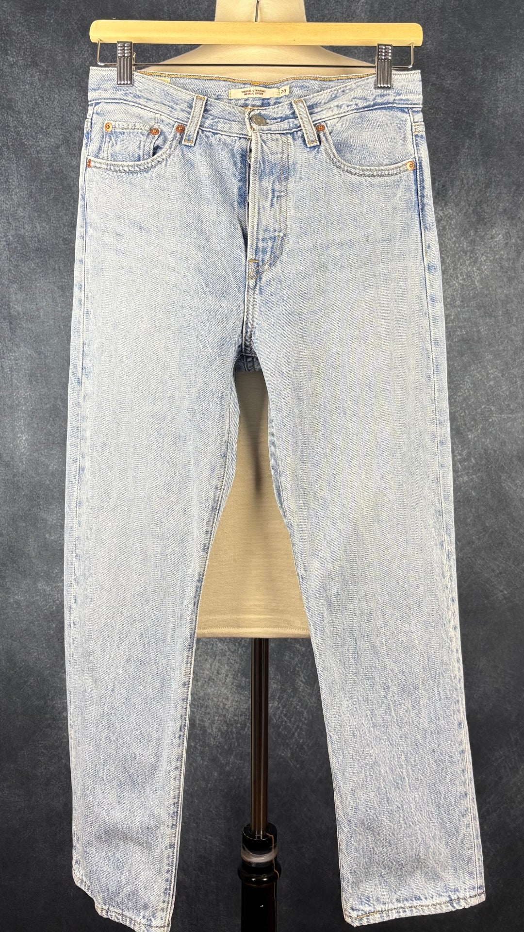 Jeans pâle coupe wedgie droit Levi's, taille 26. Vue de face.