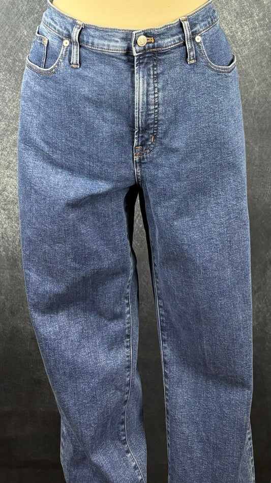 Jeans bleu moyen Perfect vintage straight Madewell, taille 32. Vue de face sur le mannequin.