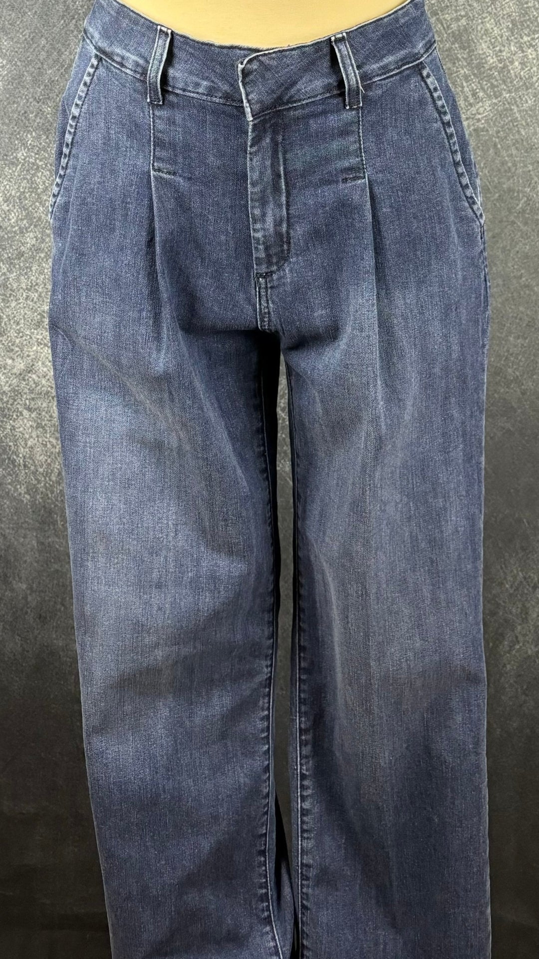 Jeans à plis Tristan, taille 8. Vue de face, sur le mannequin.