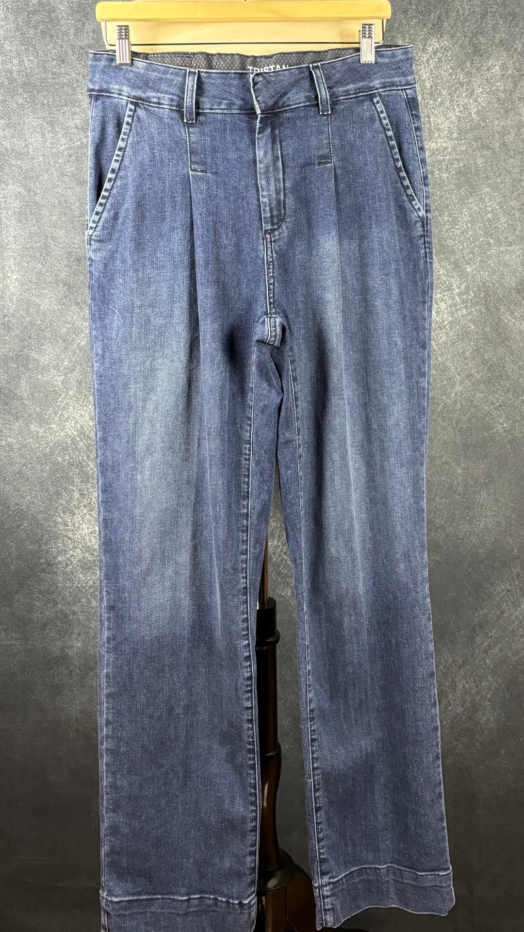 Jeans à plis Tristan, taille 8. Vue de face, sur cintre.