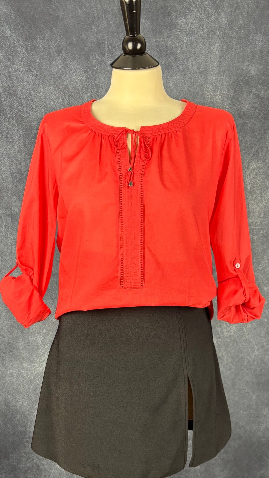 Jupe balnéaire noire courte Shan, taille 12. Vue de l'agencement avec la blouse légère en coton corail Gerry Weber.