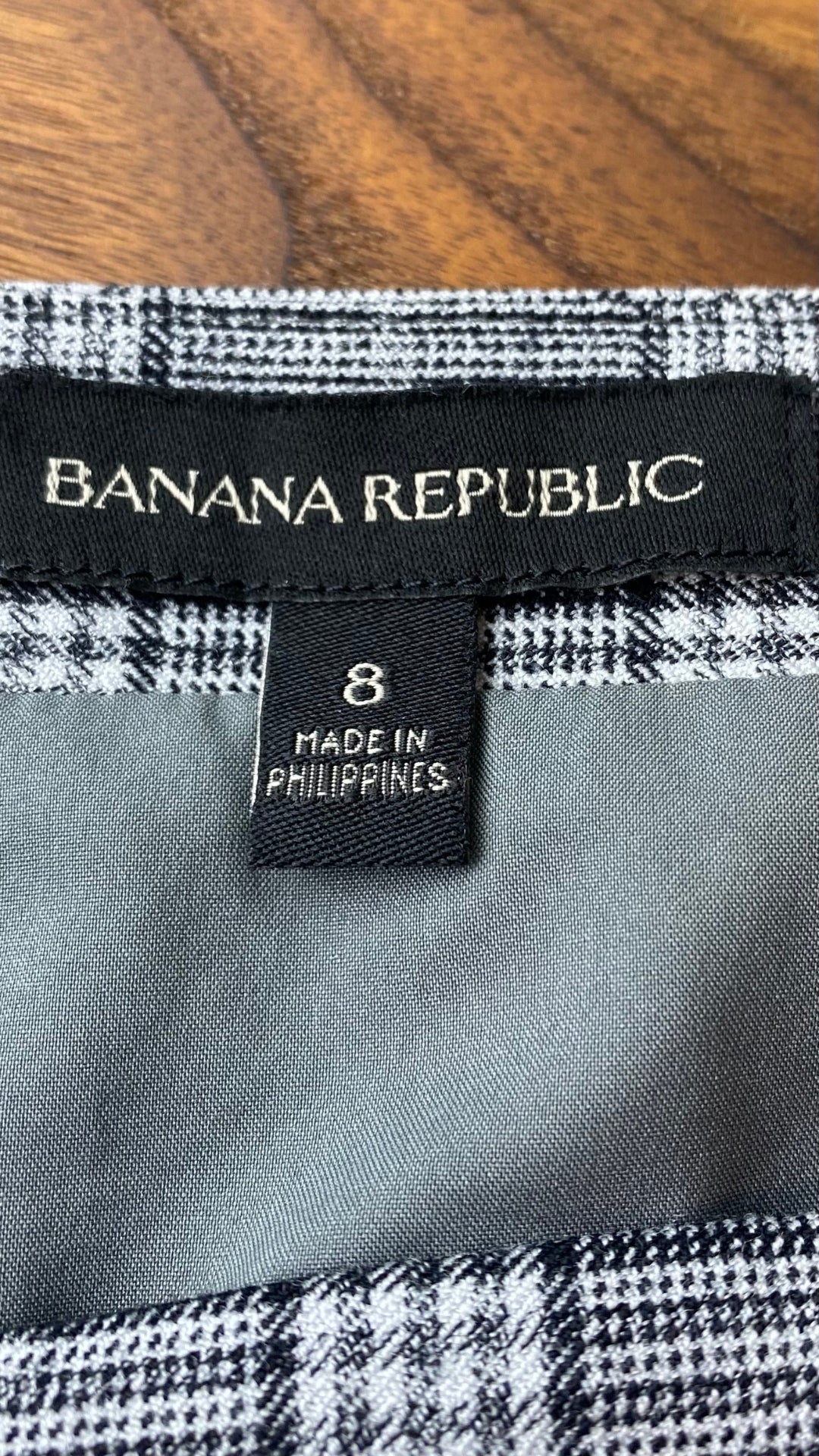 Jupe à carreaux en fin lainage gris et noir Banana Republic, taille 8. Vue de l'étiquette de marque et taille.