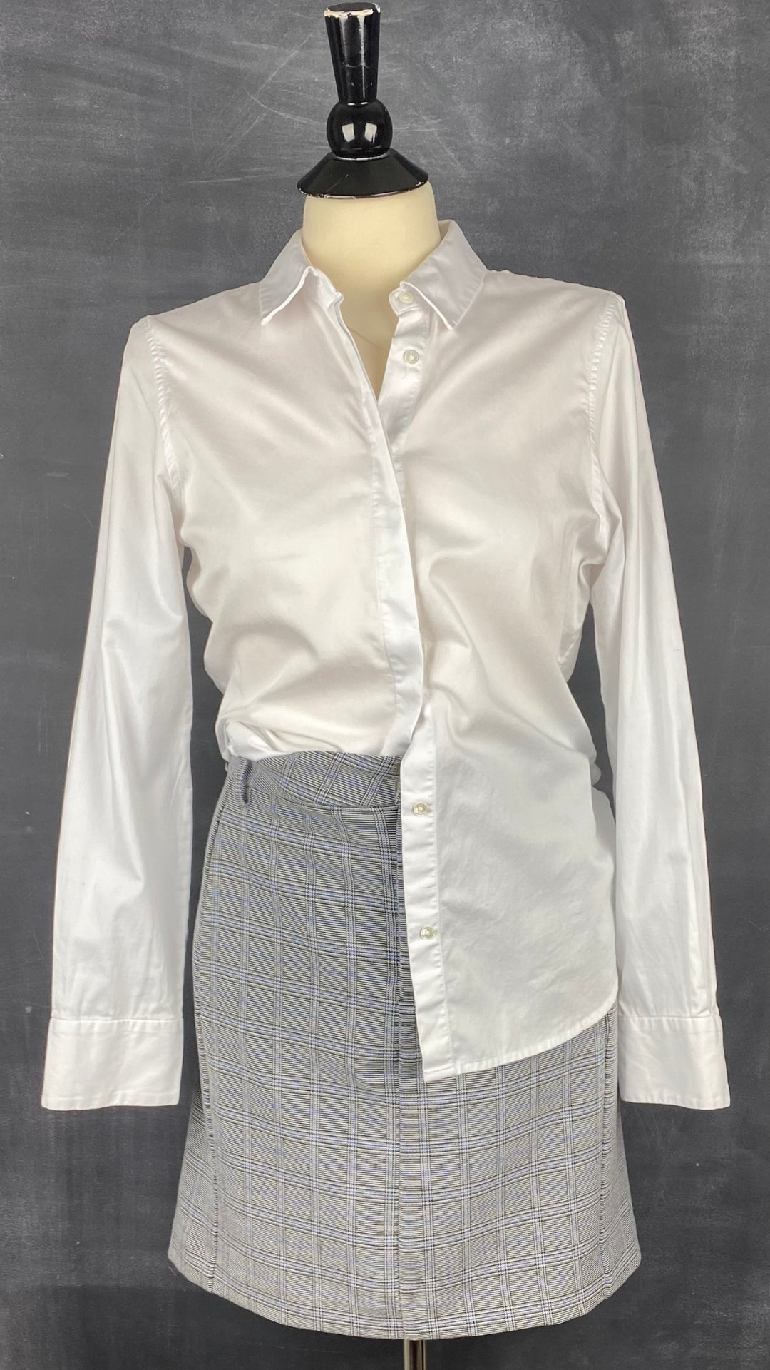 Jupe à carreaux (noir, bleu, crème) à poches Inwear, taille 6-8. Vue de l'agencement avec un chemisier blanc.