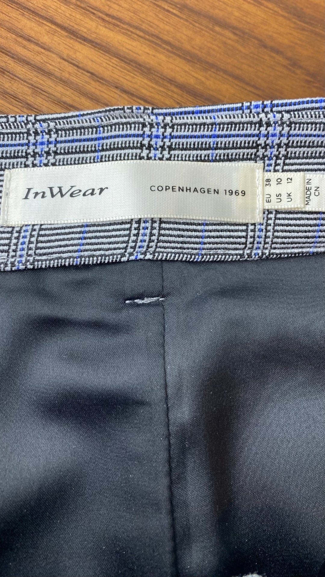 Jupe à carreaux (noir, bleu, crème) à poches Inwear, taille 6-8. Vue de l'étiquette de la marque et taille.