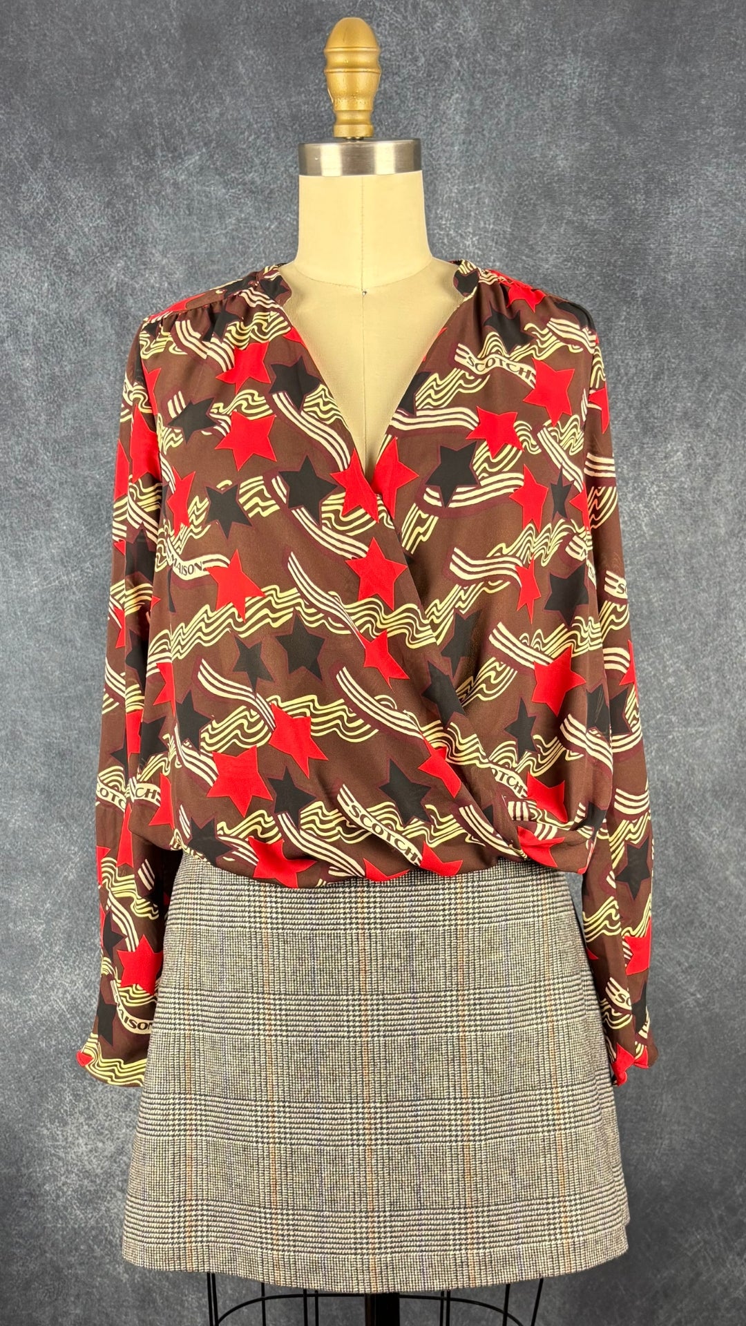 Jupe à carreaux prince de Galles en mélange de laine et cachemire Wilfred, taille 6. Vue de l'agencement avec la blouse étoilée Scotch & Soda.